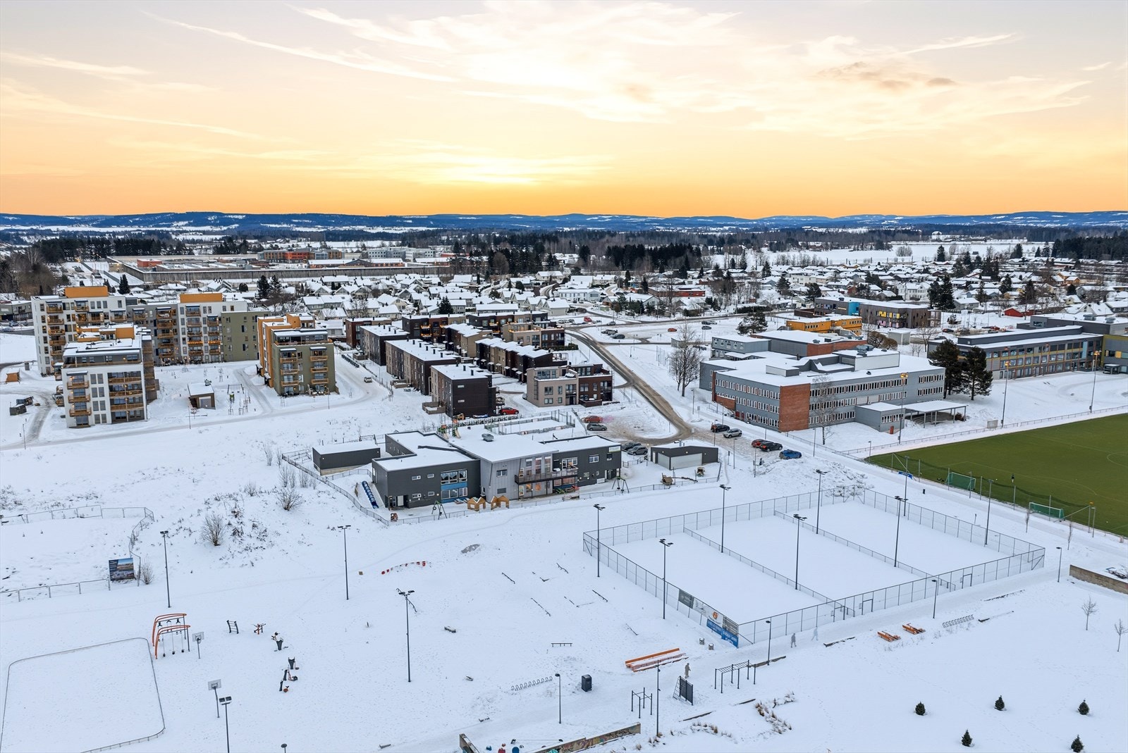 Her bor man tilbaketrukket inne på et rolig og barnevennlig tun, samtidig som det er gangavstand til skoler, barnehager, butikker, rekreasjonsmuligheter og kollektivtilbud som buss og tog. Galleribilde