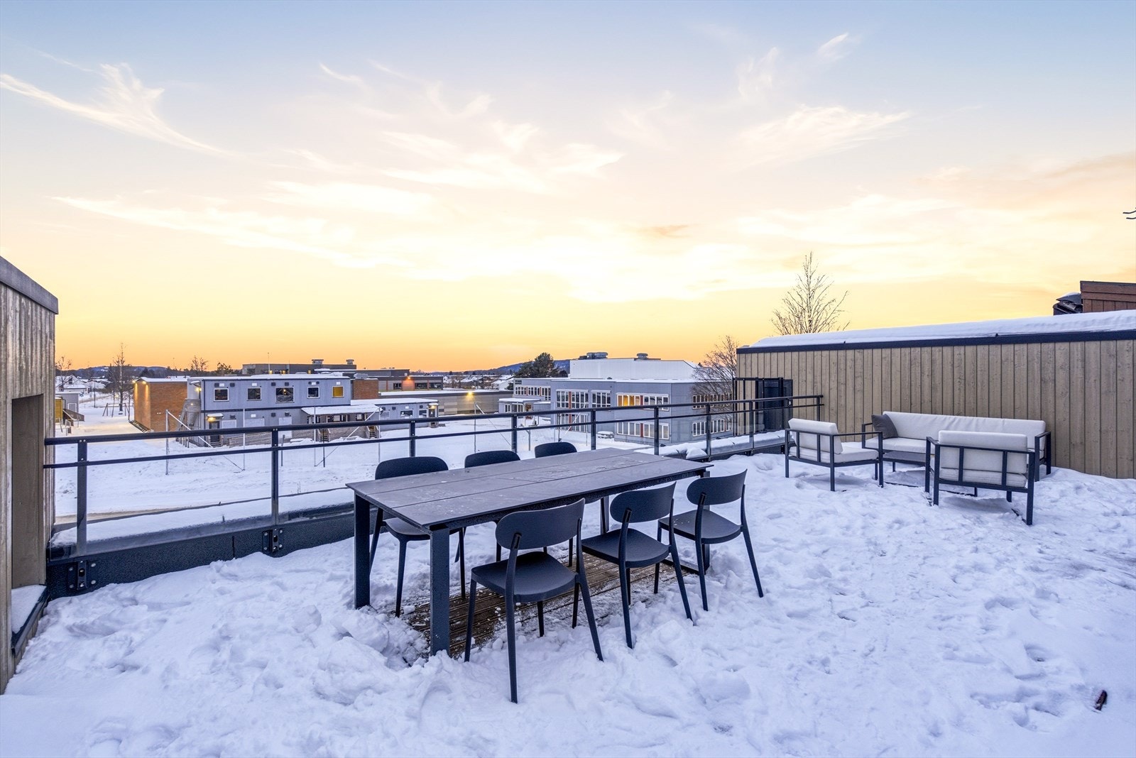 Takterrassen har nok av plass for utemøbler, og er praktisk konstruert for å skape ulike fine soner. Galleribilde