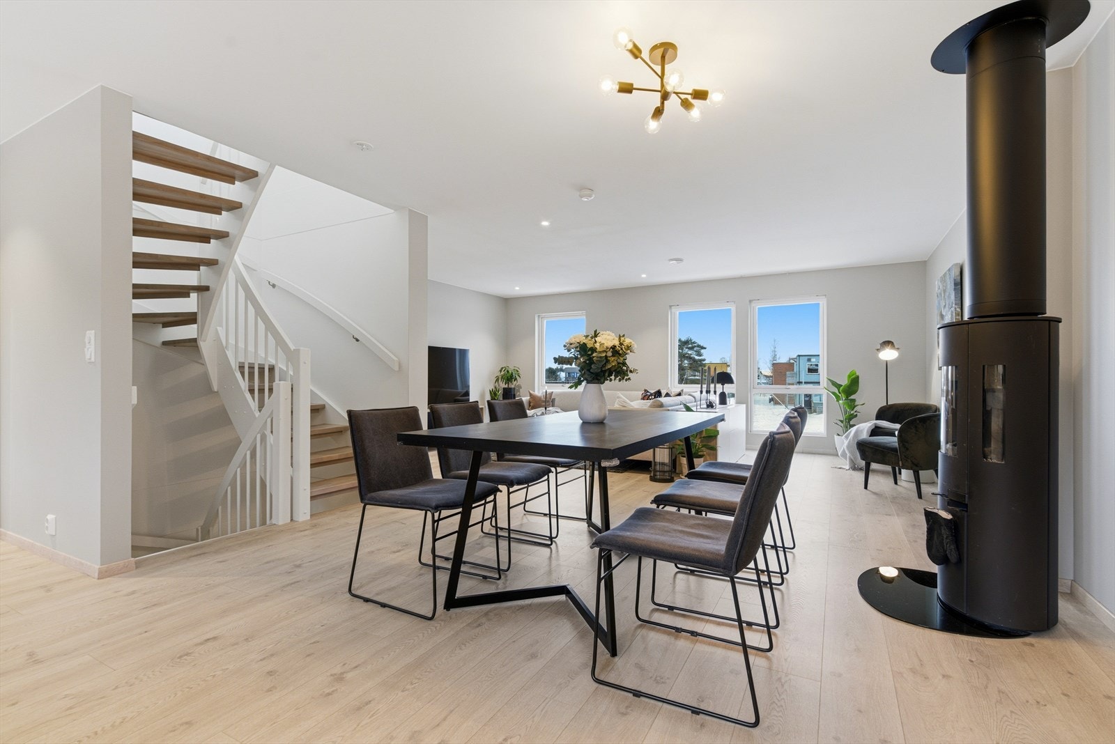 Stuen oppleves som særdeles luftig. Her er det laminat på gulvet, som er gjennomgående for hele boligen, samt hvitmalt himling med noe downlights. Galleribilde