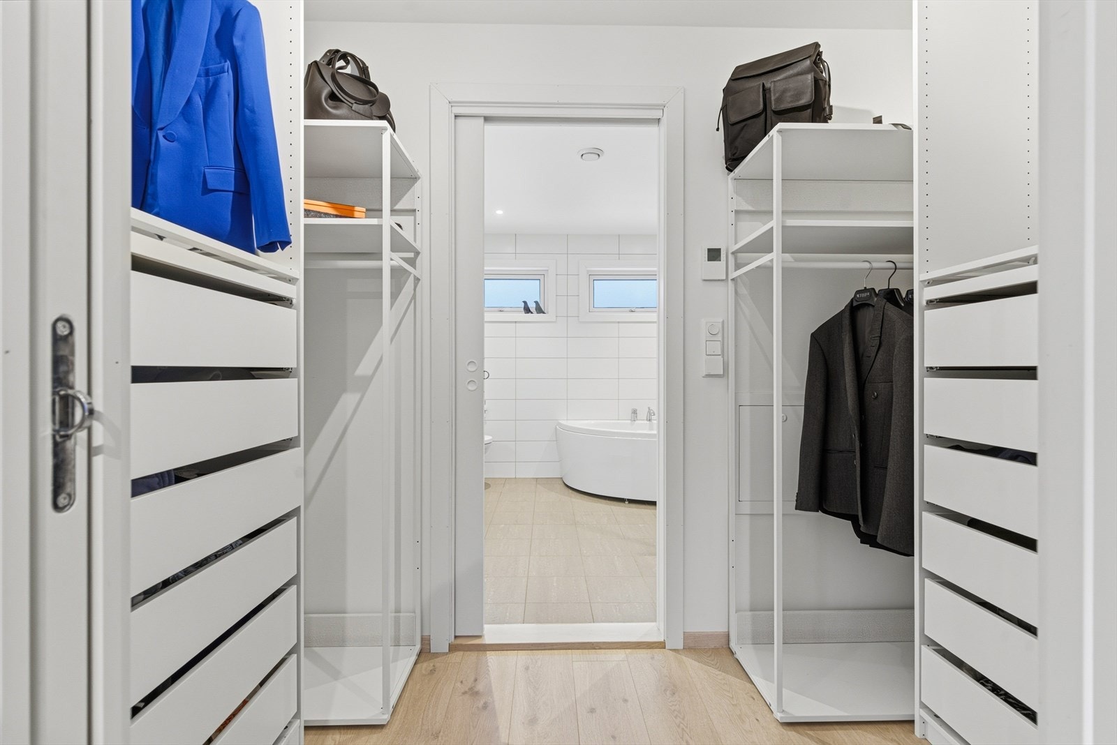 Hovedsoverommet ligger i tilknytning til eget bad og walk-in closet. Galleribilde