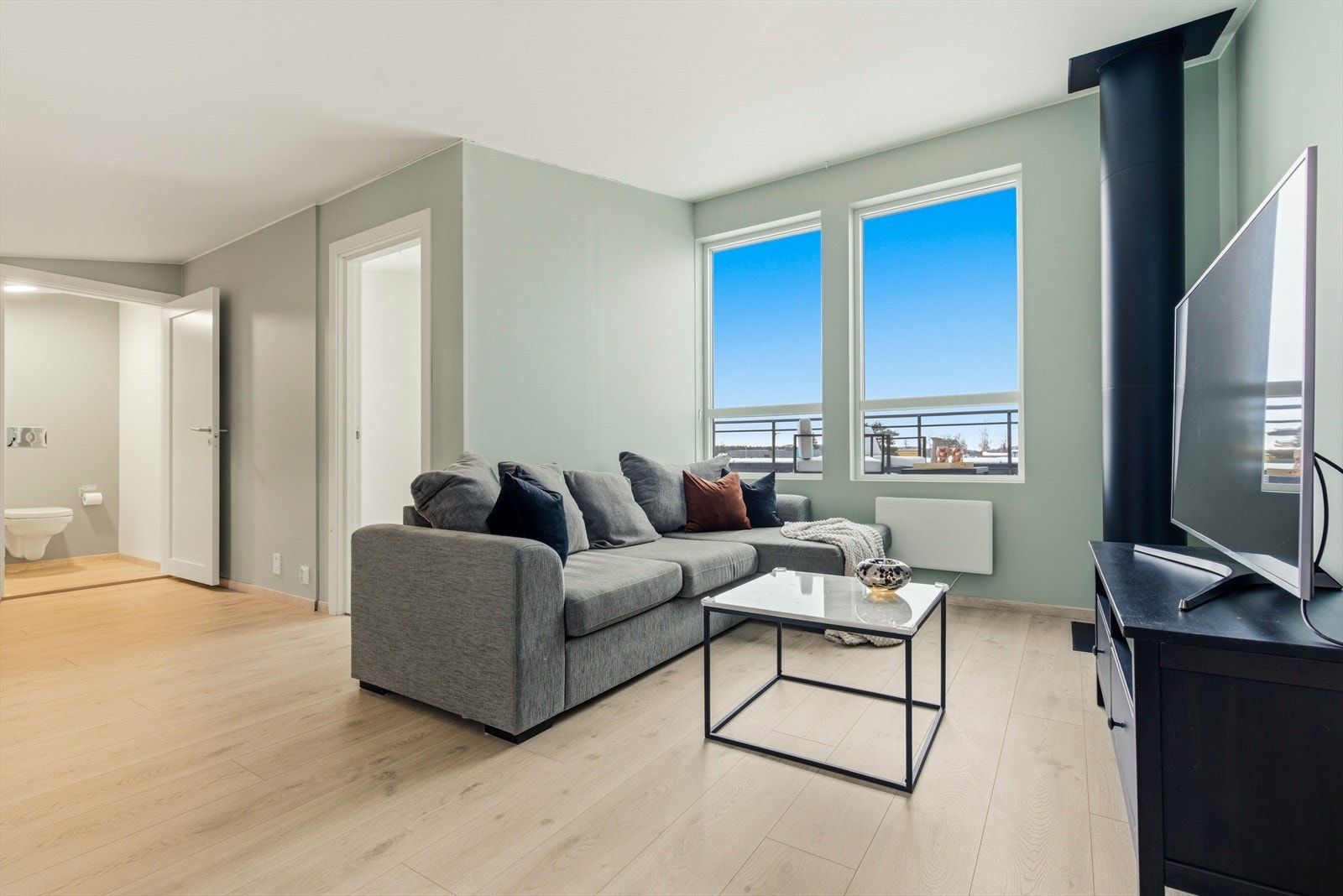 I øverste etasje er det en romslig tv-stue med god plass til hjemmekontor Galleribilde