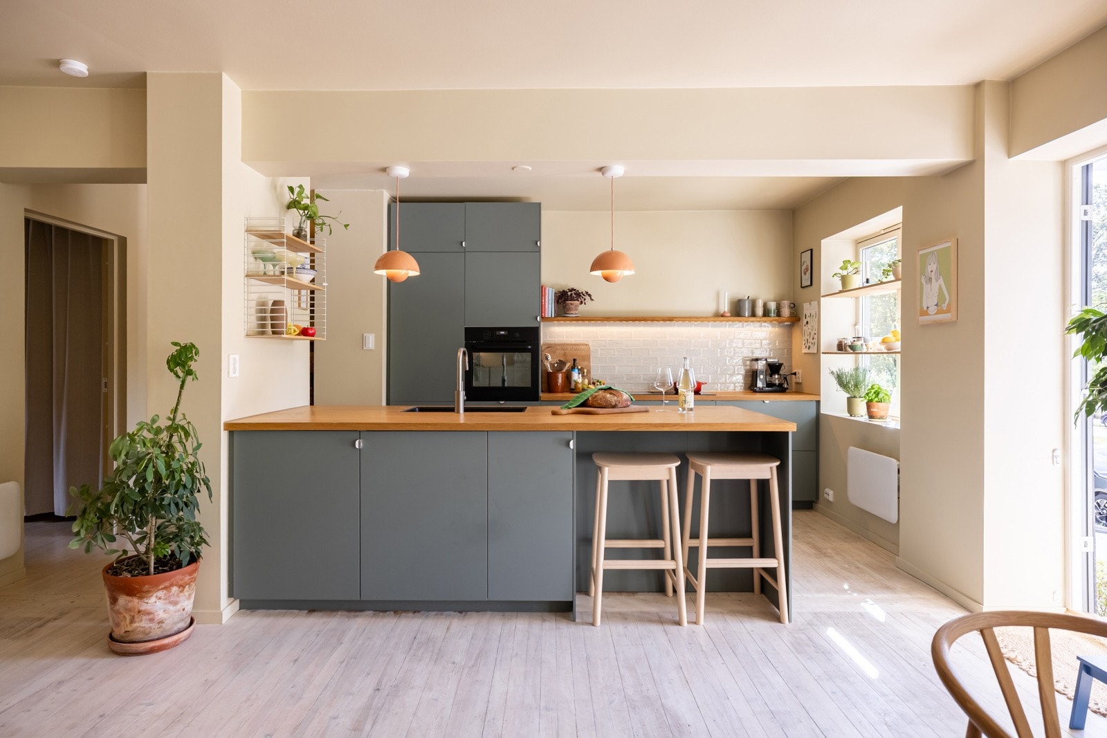 Det er svært god skap- og lagringsplass i ekstra dyp kjøkkenøy med skap på begge sider. Galleribilde