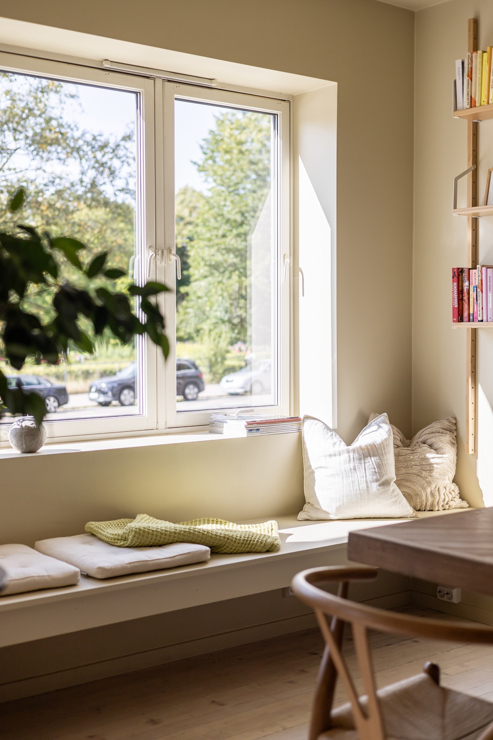 Planløsningen er svært praktisk, og ved vinduet er det en spesialbygget sittebenk/lesekrok. Galleribilde