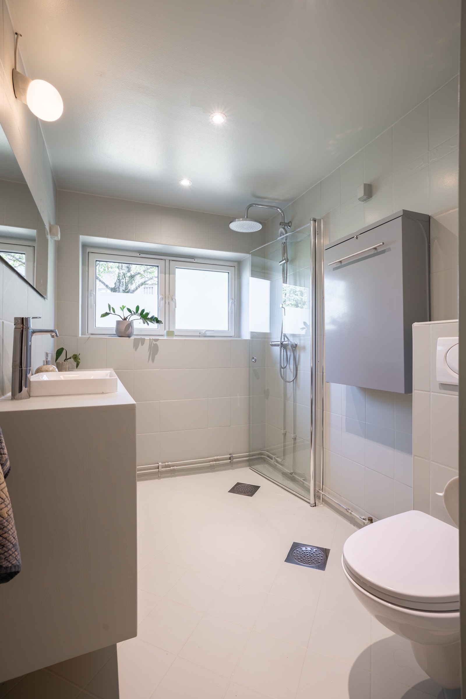 Downlights i himlingen sørger for god belysning, mens et vindu gir naturlig dagslys og bidrar til en åpen og frisk atmosfære. Galleribilde