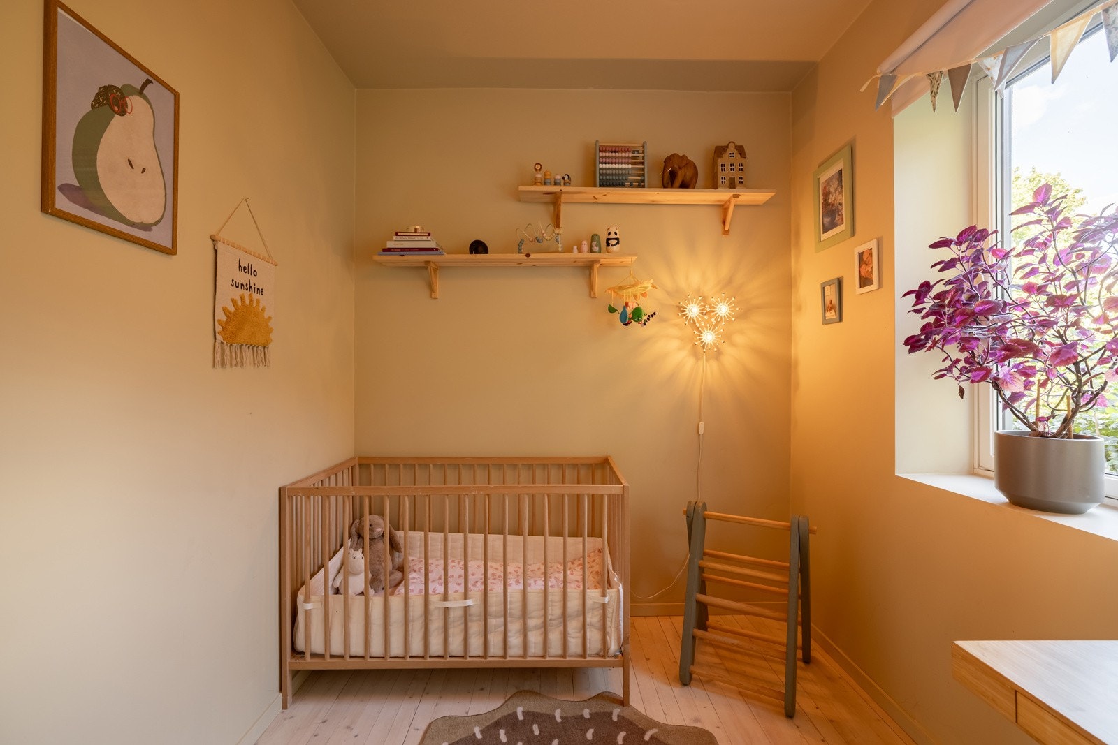 Standard og uttrykk er i tråd med resten av leiligheten - med originale tregulv som tilfører varme og karakter, og glatte vegger malt i en nydelig, varm fargetone som skaper en lun og innbydende stemning (oppgradert i 2023). Galleribilde