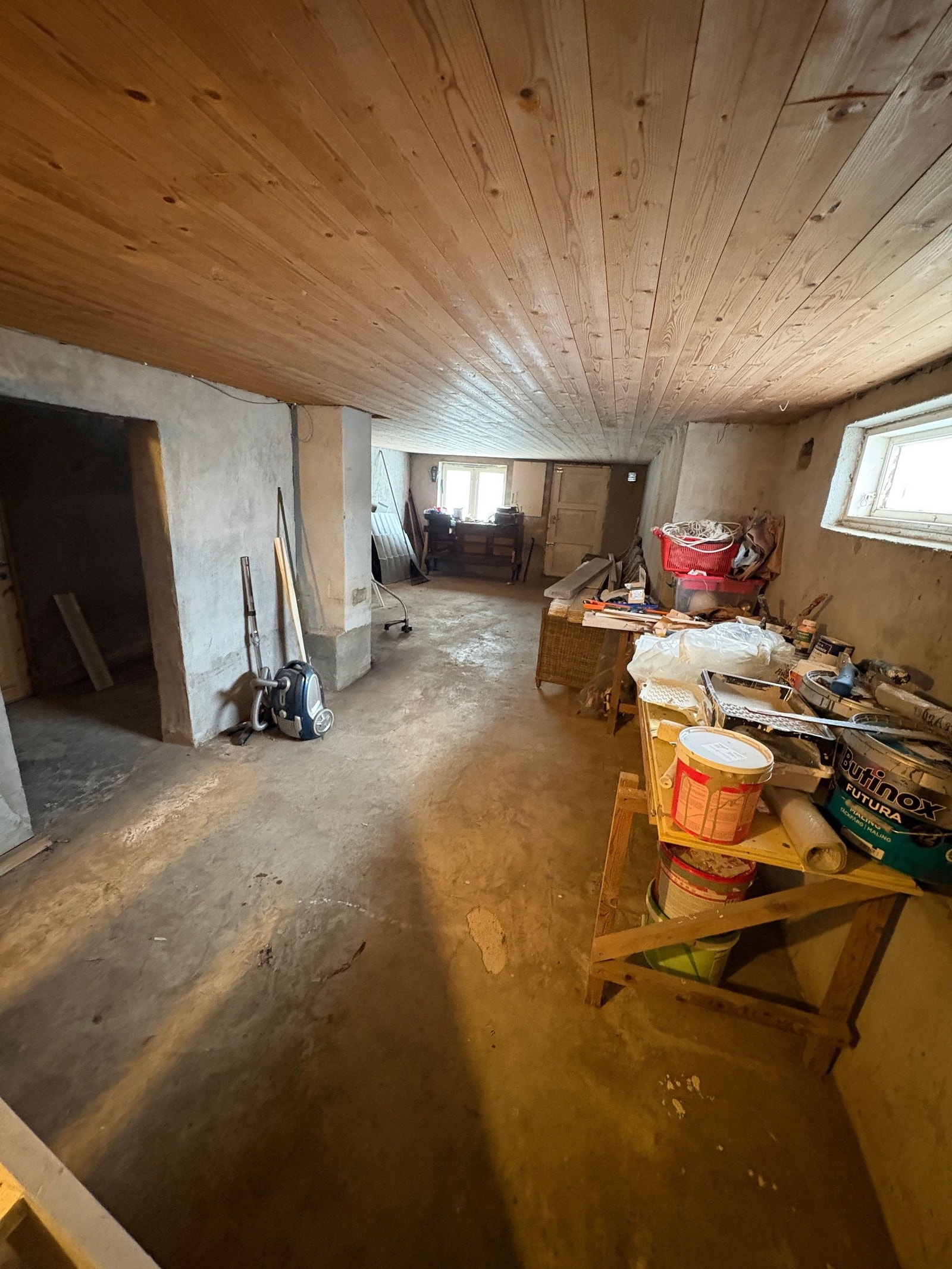 Stor lagringsplass i uinnredet kjeller Galleribilde