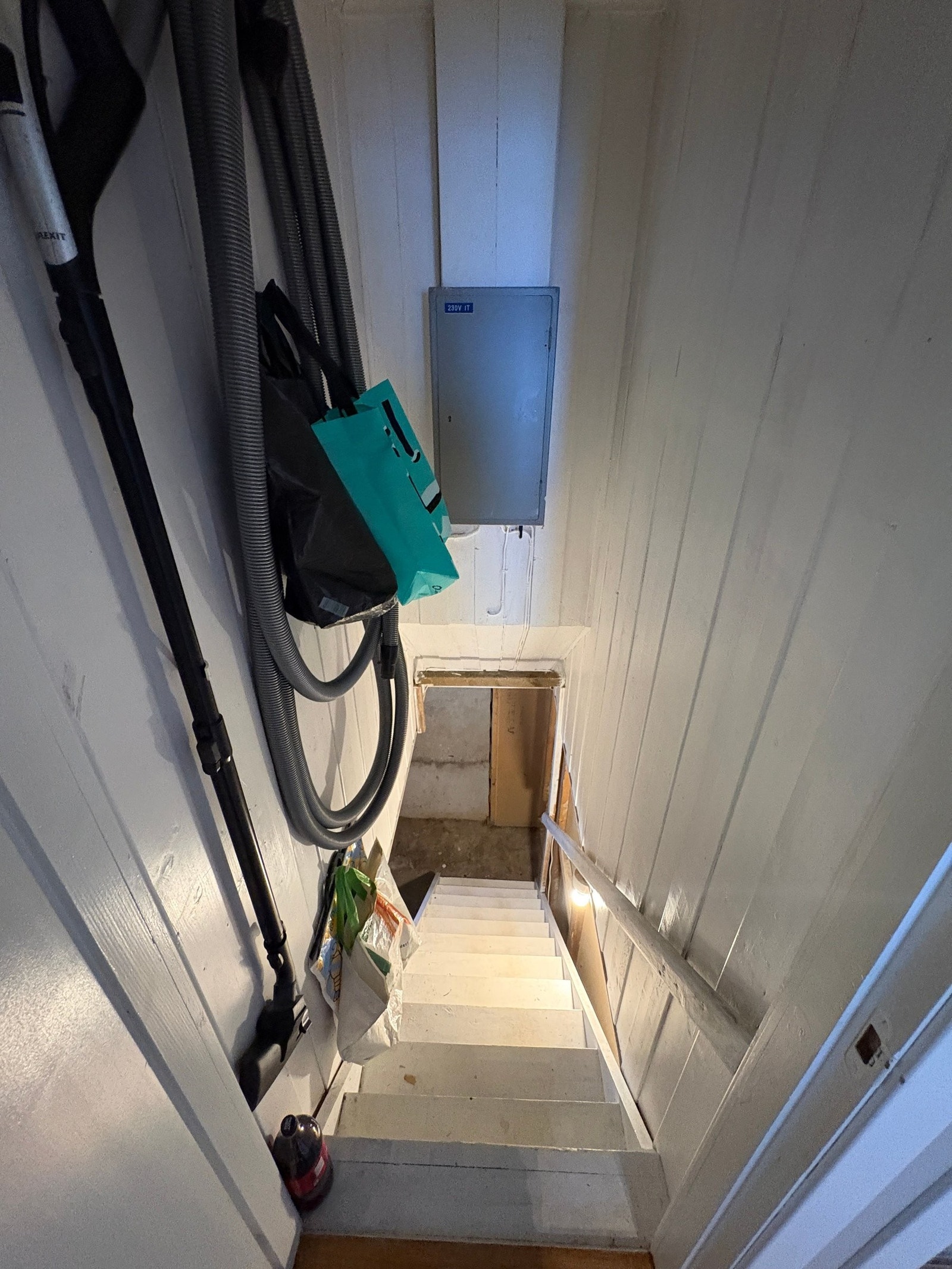 Kjellernedgang med sikringsskap Galleribilde