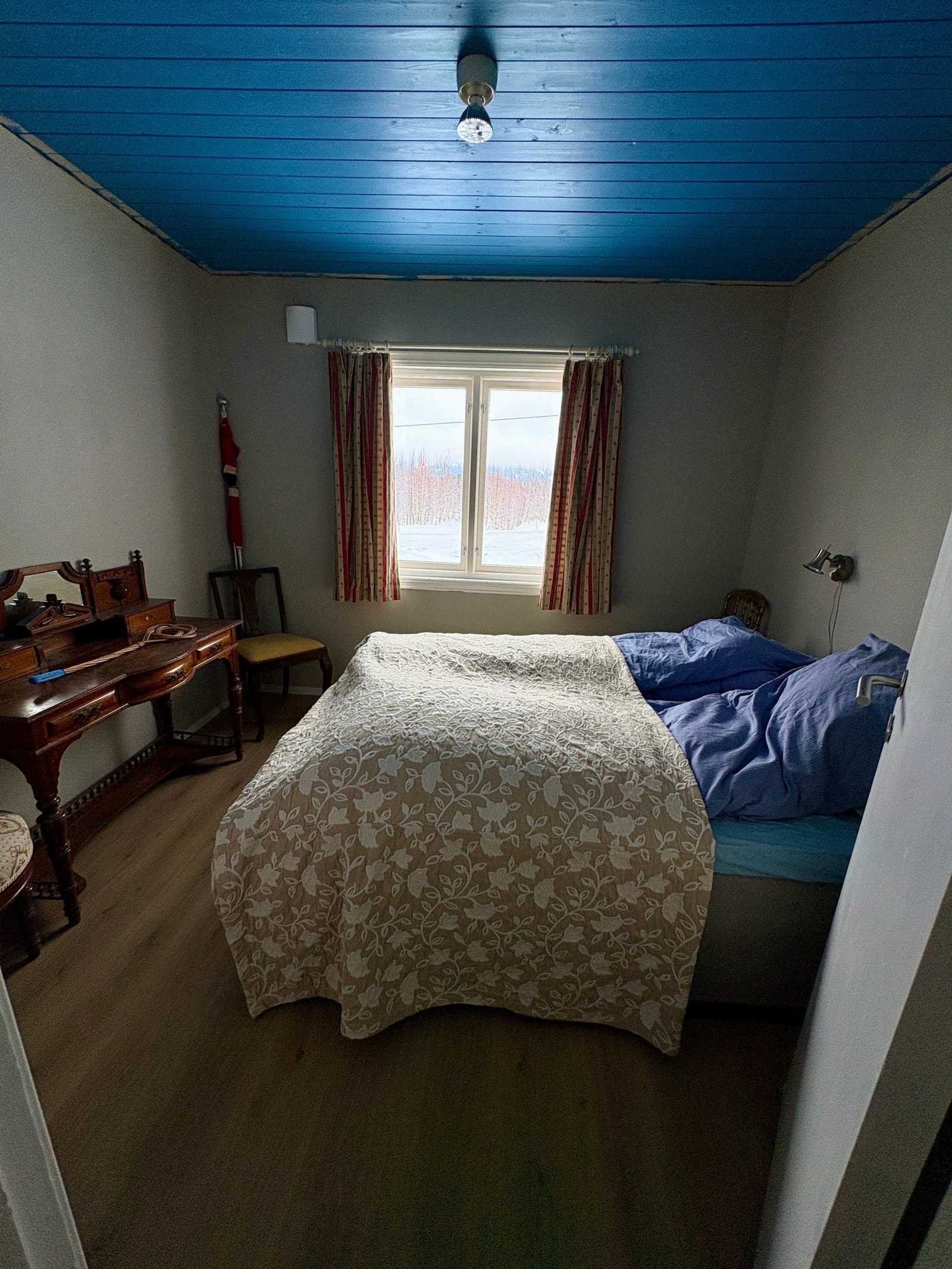 Et av 3 soverom, nytt tak etter bildet er tatt. Galleribilde