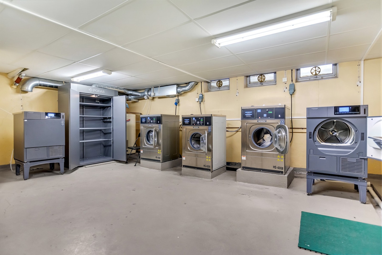 I kjelleren er det fellesvaskeri med 3 vaskemaskiner og 2 tørketromler, kr. 10 pr vask/tørk. Tørkeskap er gratis å bruke Galleribilde