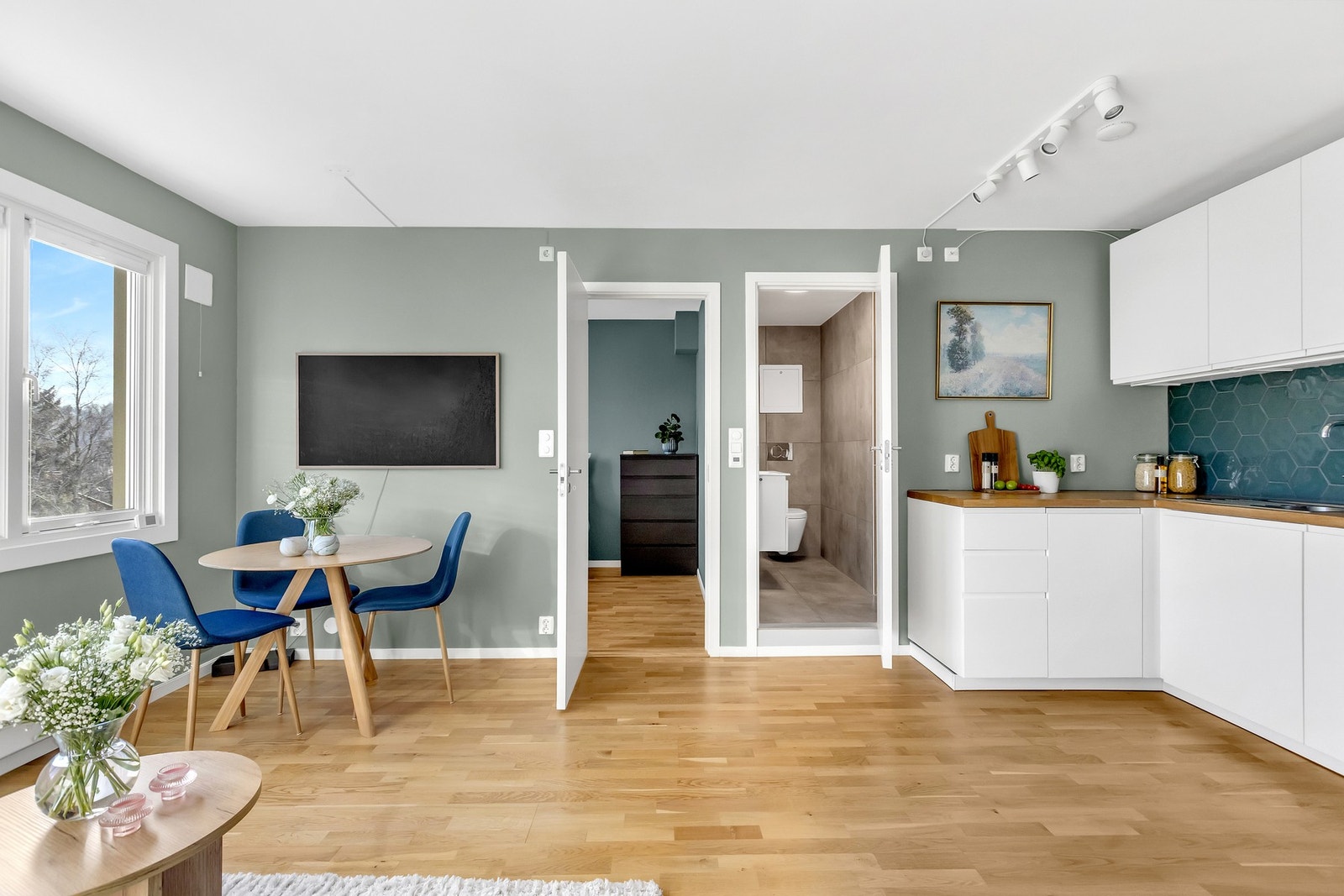 Boligen har gode soneinndelinger og er malt i behagelige farger. Galleribilde