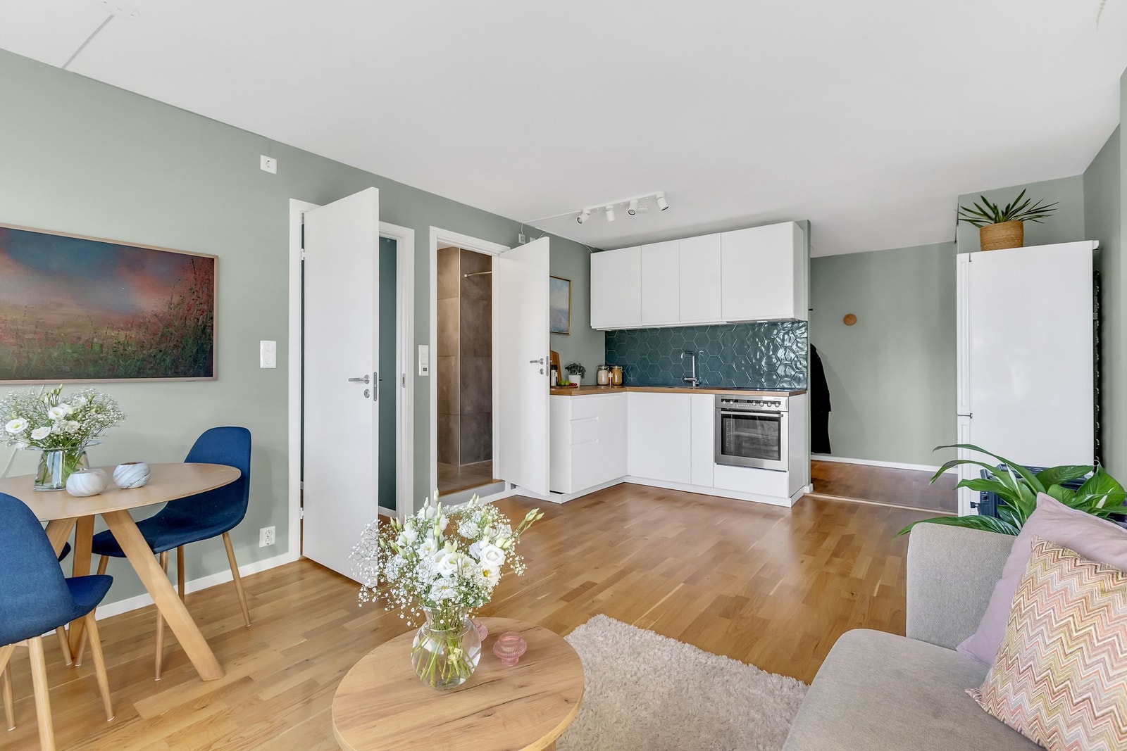 Kjøkkeninnredning fra 2020 med integrerte hvitevarer som oppvaskmaskin, innduksjonstopp, stekeovn og frittstående kjøl-/fryseskap. Galleribilde