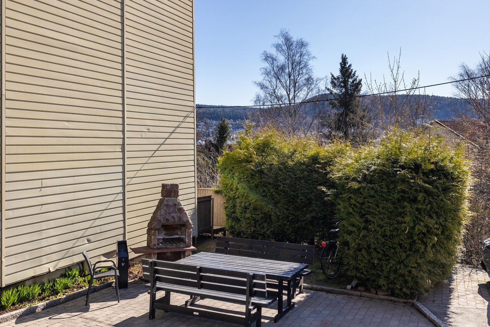 Uteområde rett utenfor blokken. Galleribilde