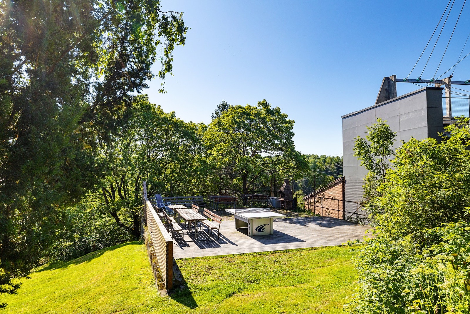 Det er 4 stk. fellesområder med griller, lekeapparater, sittegrupper, bordtennisbord m.m. Her er det sol fra tidlig morgen til sent på kveld. Galleribilde