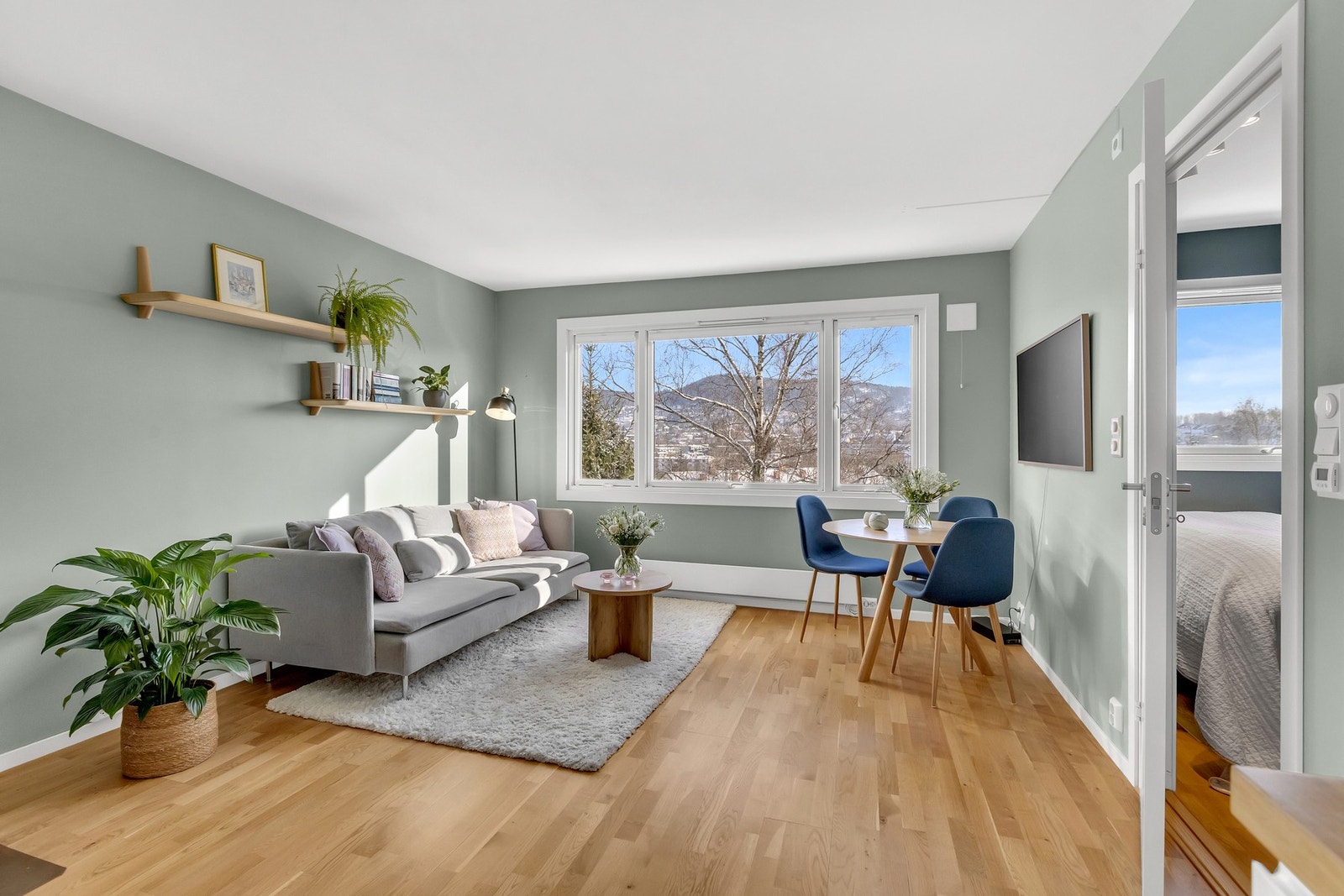 Videre fra stuen går ferden inn til soverommet. Galleribilde