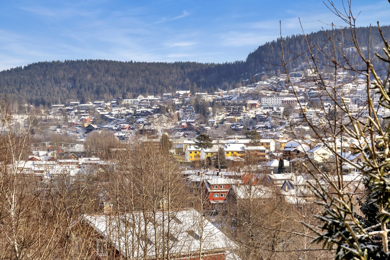 Flott utsikt mot Kjelsås og Grefsenkollen. Beliggende i naturskjønne omgivelser med nærhet til det meste du behøver i hverdagen. Galleribilde