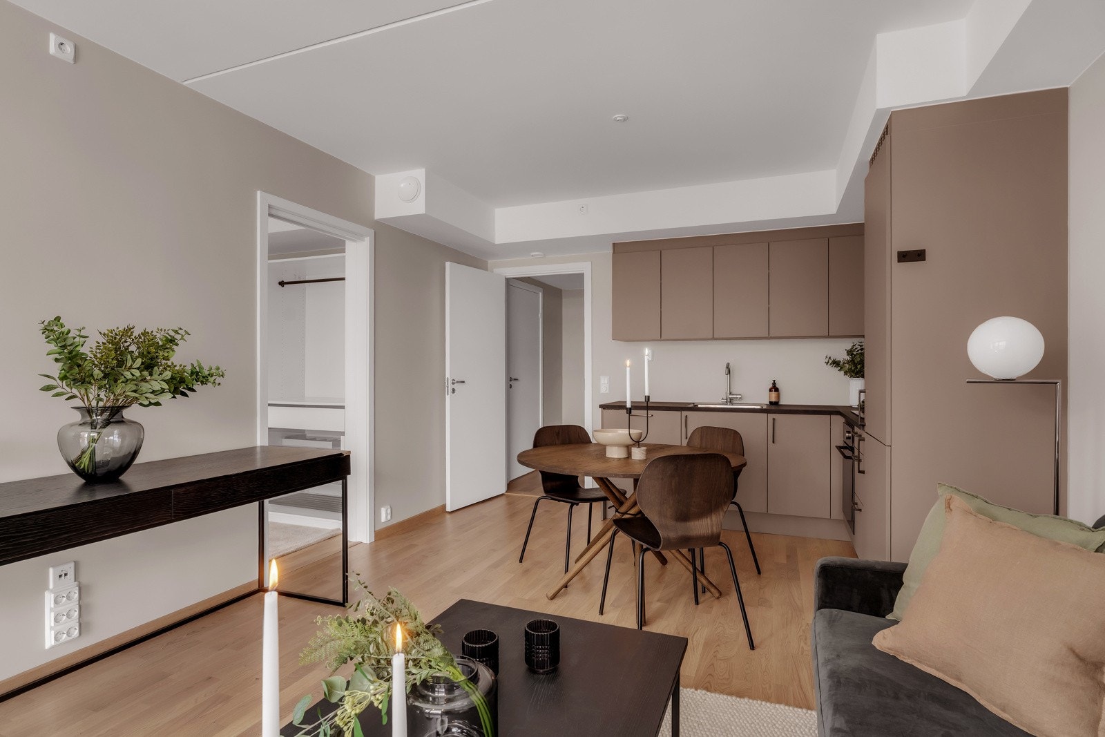 I stuen har du god plass til spisebord og sofagruppe, og rommets utforming gjør det enkelt å innrede etter eget ønske og personlige stil. Galleribilde