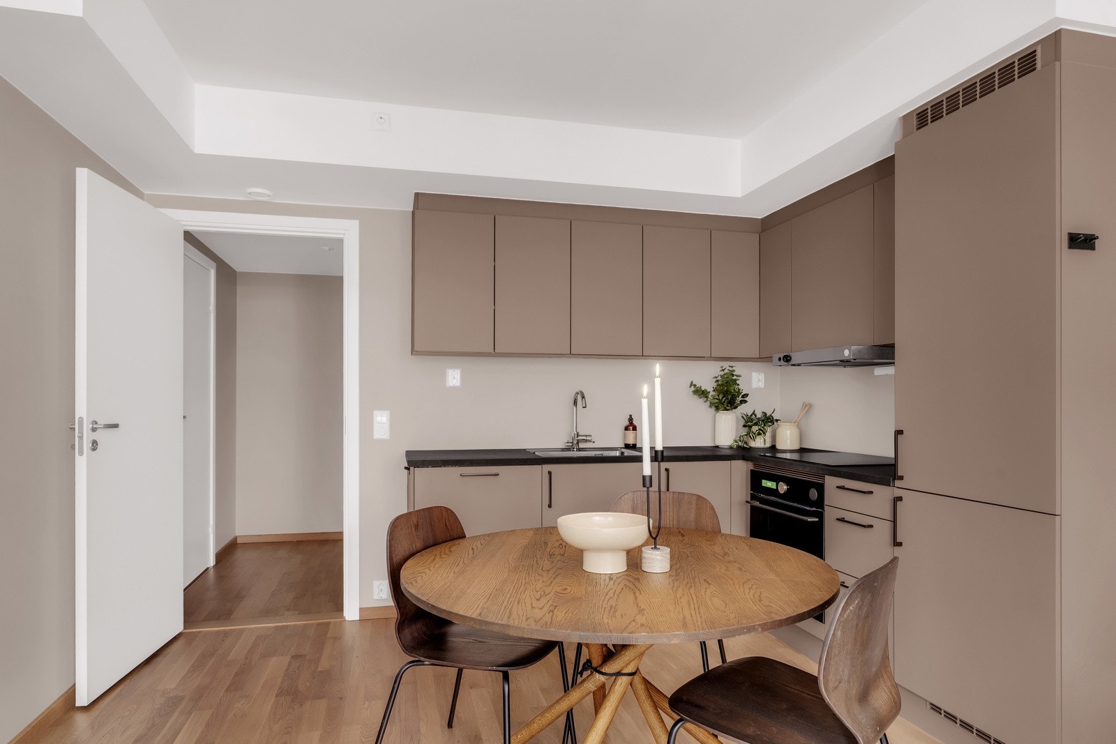 Integrerte hvitevarer som induksjonsovn med platetopp, kjøl/frys og oppvaskmaskin. Galleribilde