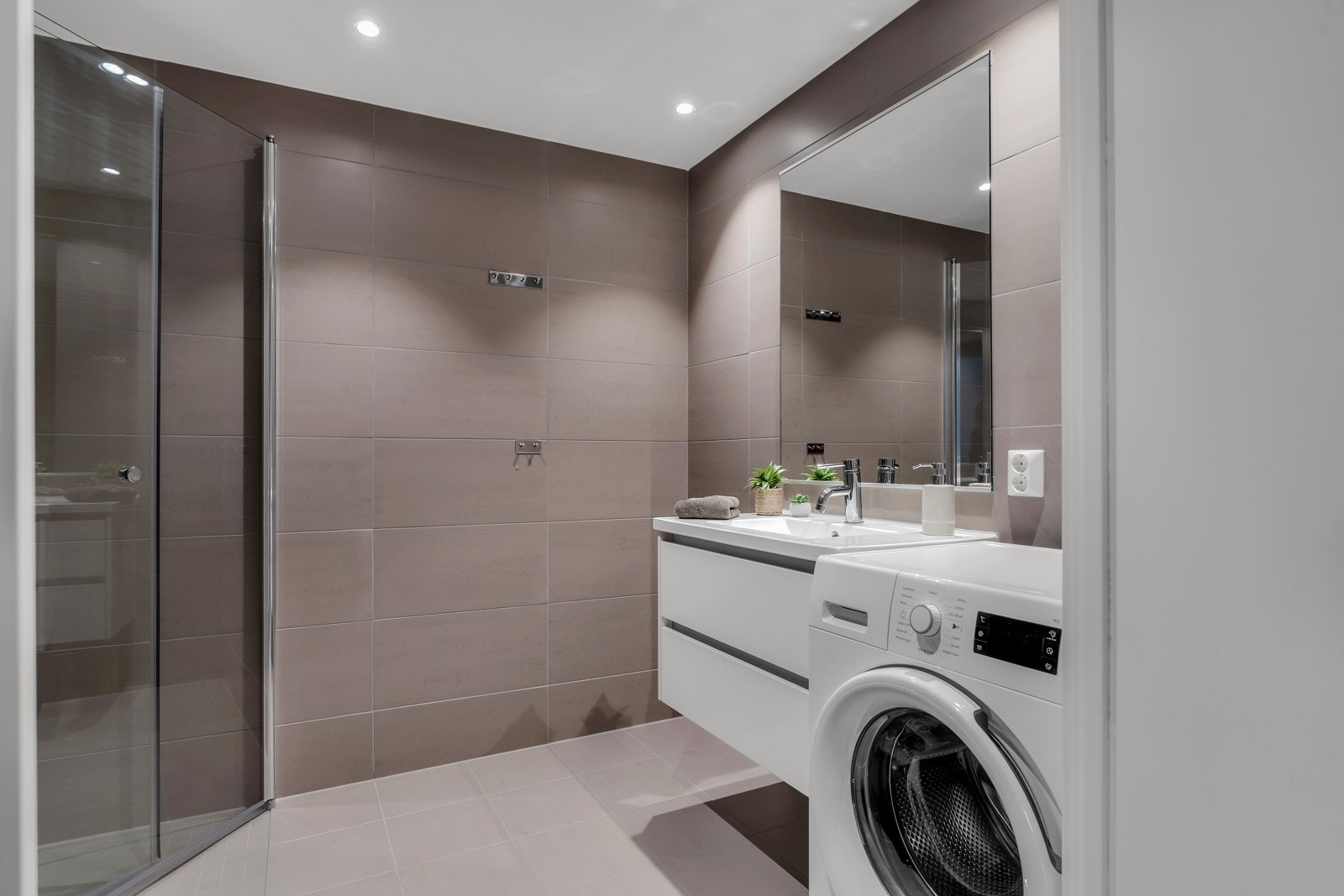 Boligen har et lekkert, flislagt bad fra byggeåret som er svært romslig. Galleribilde