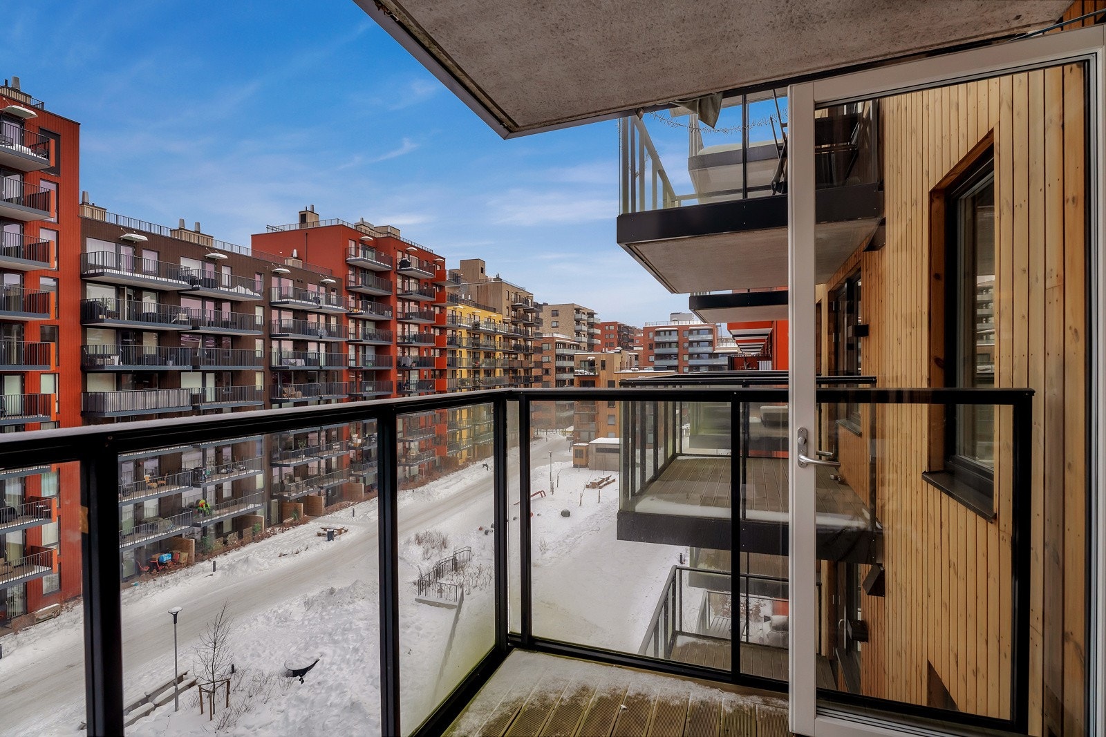 Fra stuen kan du tre direkte ut på en romslig balkong. Her er det god plass til utemøbler, og balkongen blir en herlig forlengelse av stuen på varme sommerdager. Galleribilde