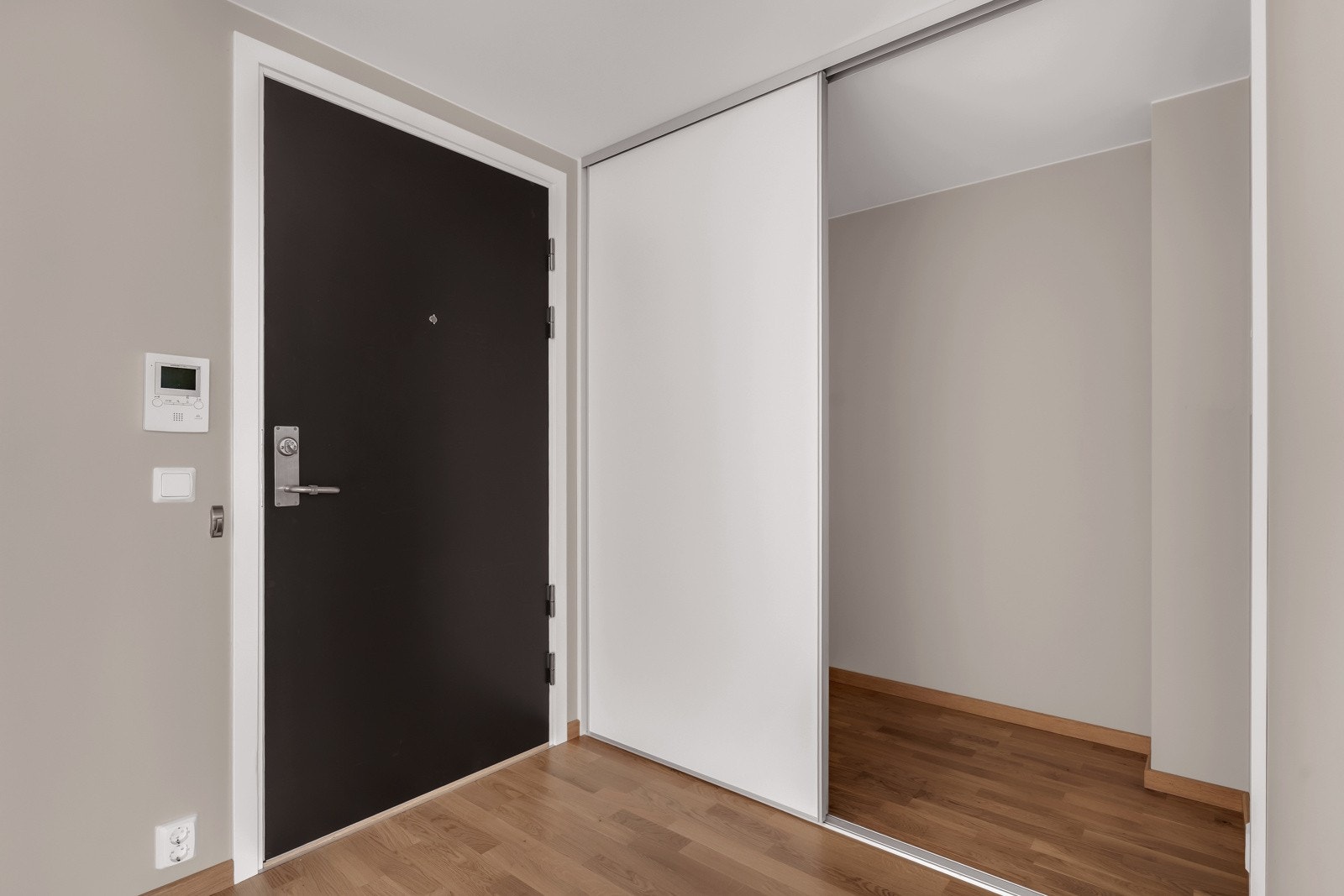 Entréen har god plass til oppheng av yttertøyet, og man kan enkelt etablere garderobeskap. Galleribilde