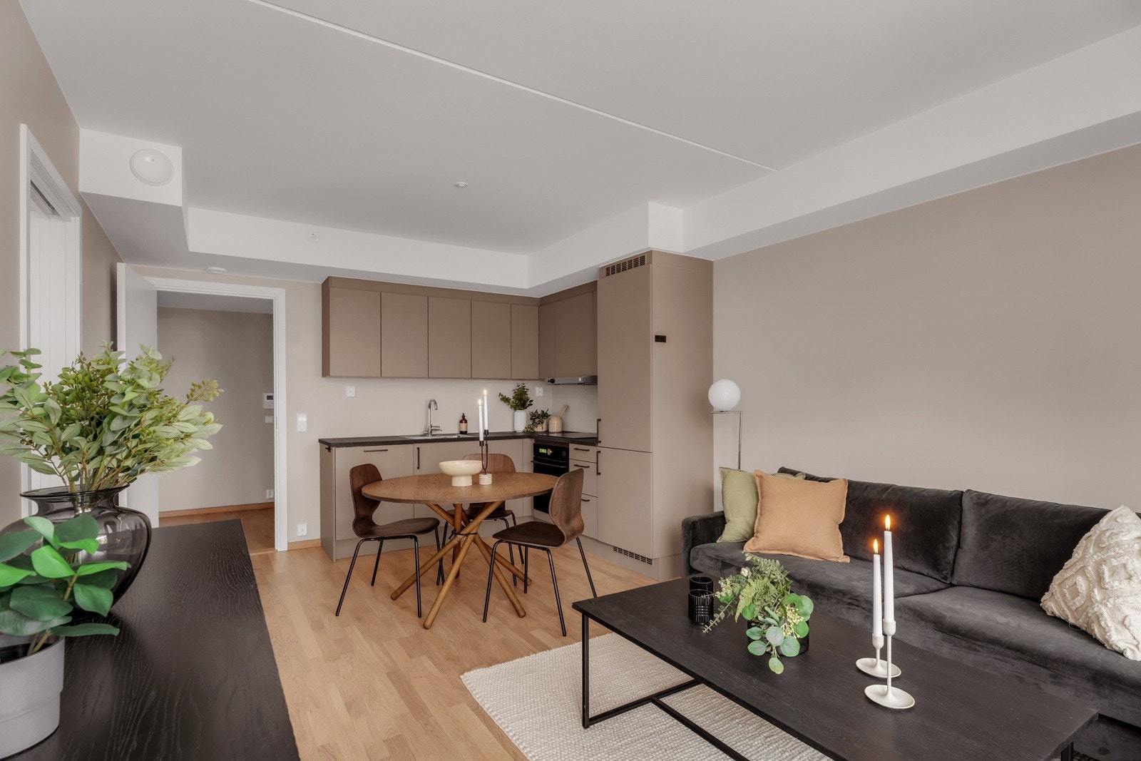 I en åpen løsning mot stuen finner du et stilrent, delikat HTH kjøkken. Galleribilde