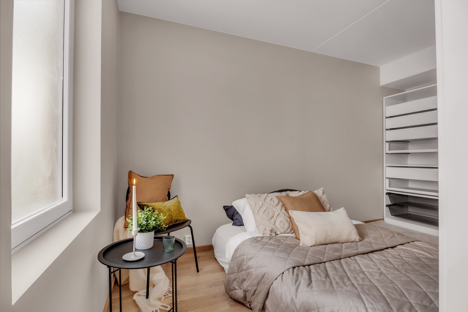 Her har du god plass til både dobbeltseng og garderobeløsning. Galleribilde