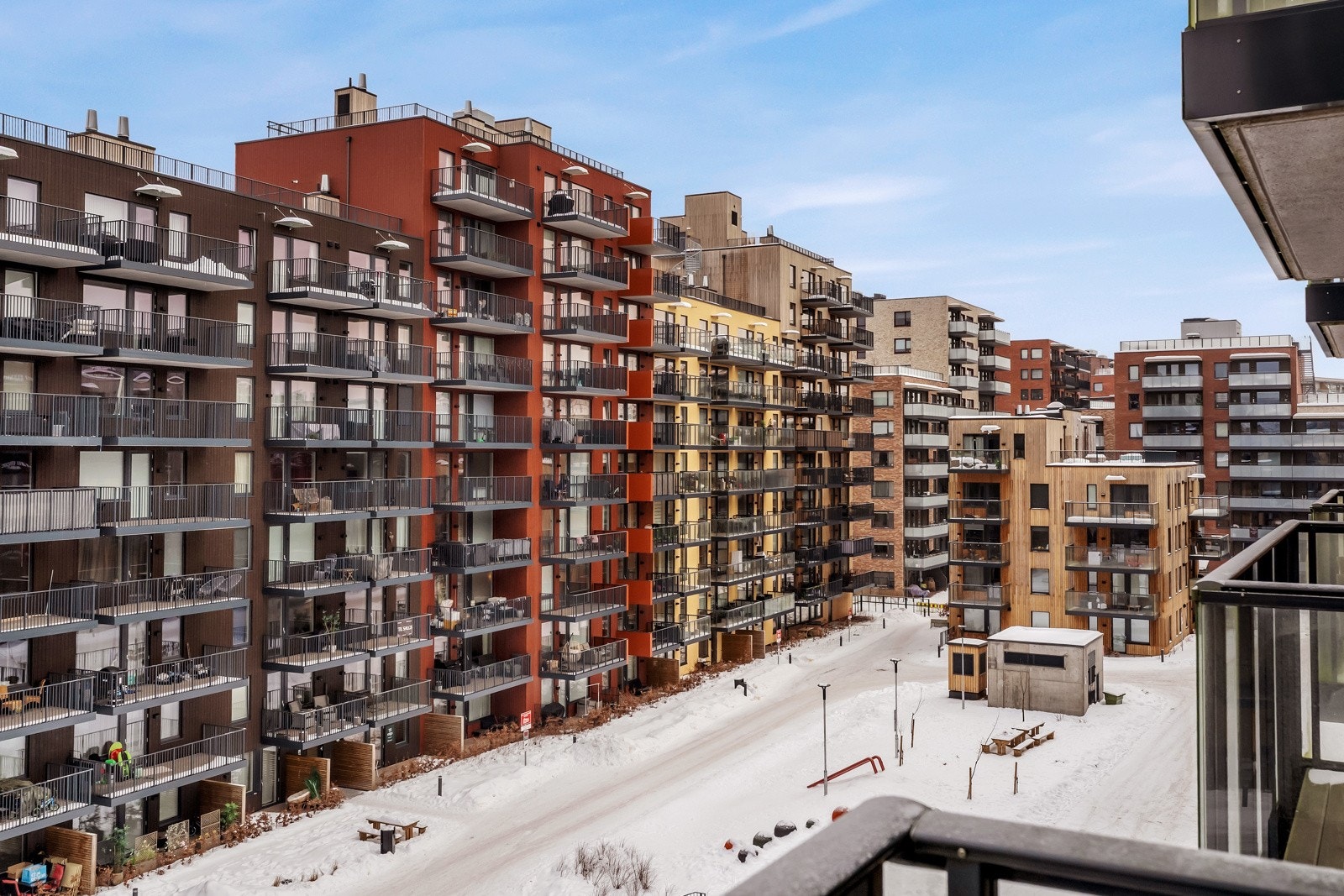 Det første som møter deg er borettslagets flotte fellesarealer og moderne fasade. Galleribilde