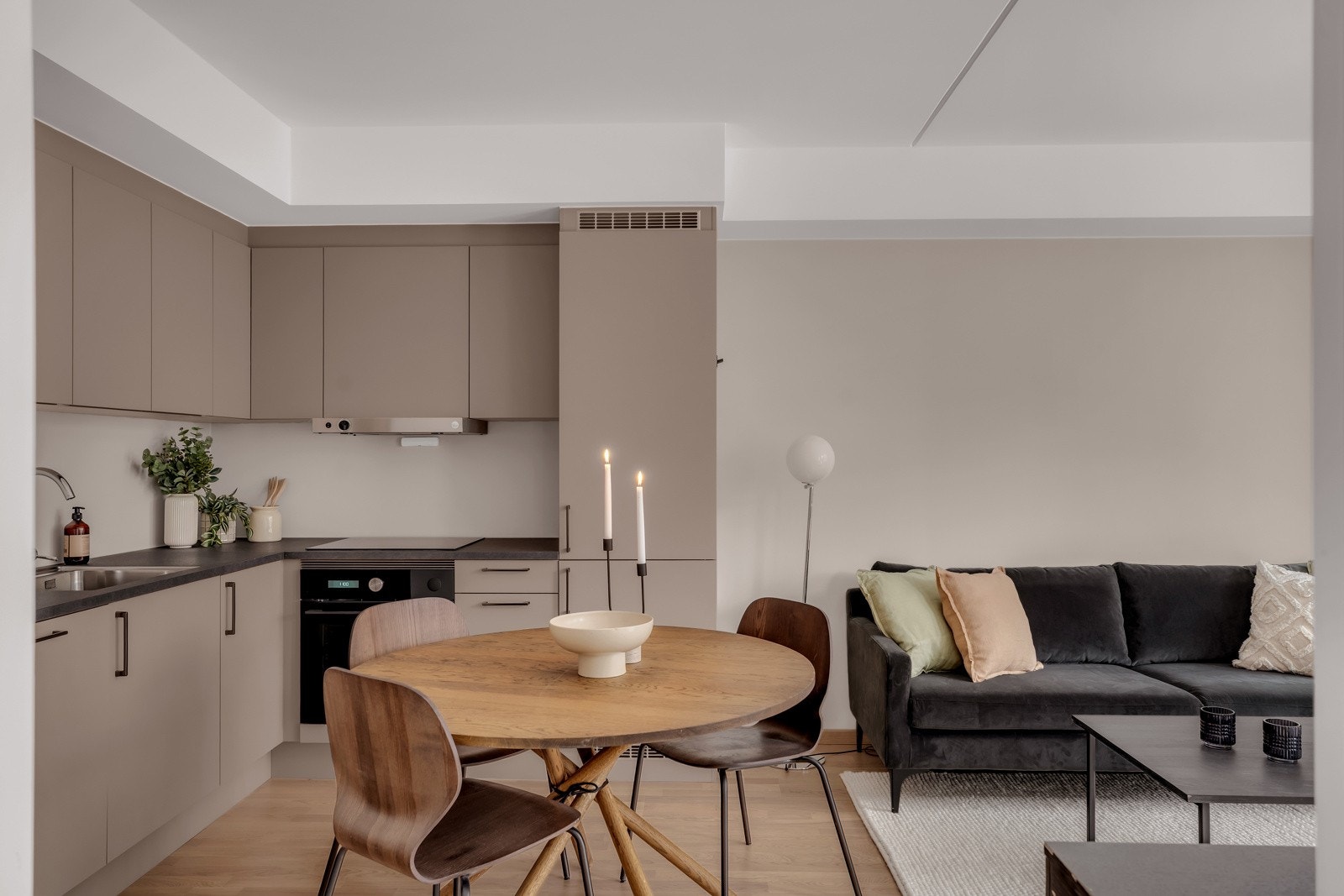 Innredningen er tidløs med glatte fronter og benkeplate i laminat. Galleribilde