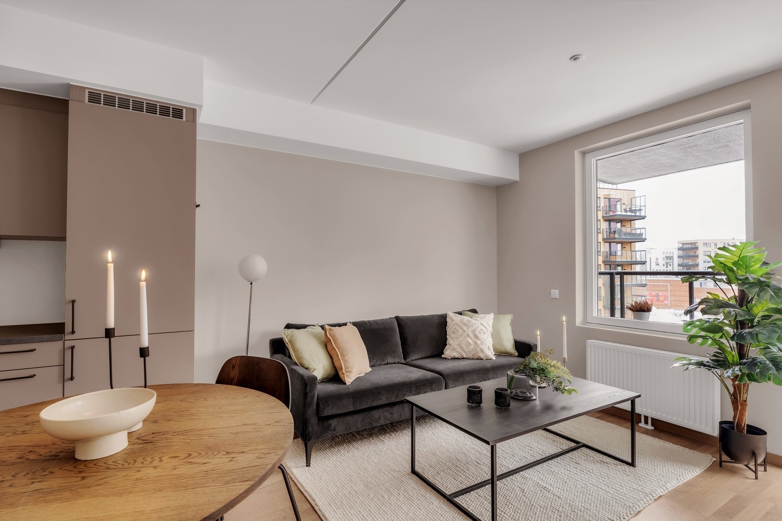 Store vindusflater gir rikelig med naturlig lys. Galleribilde