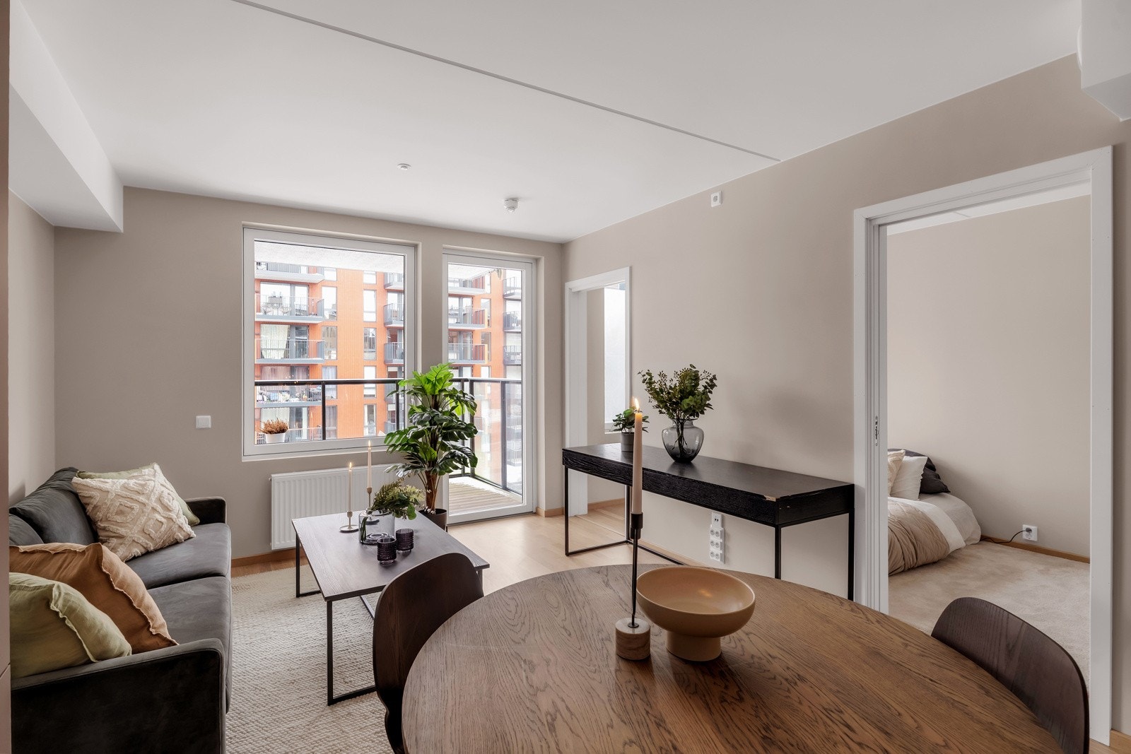 Stuen er et innbyende og lyst rom slette vegger malt i lyse delikate fargetoner og lekker parkett på gulv. Galleribilde