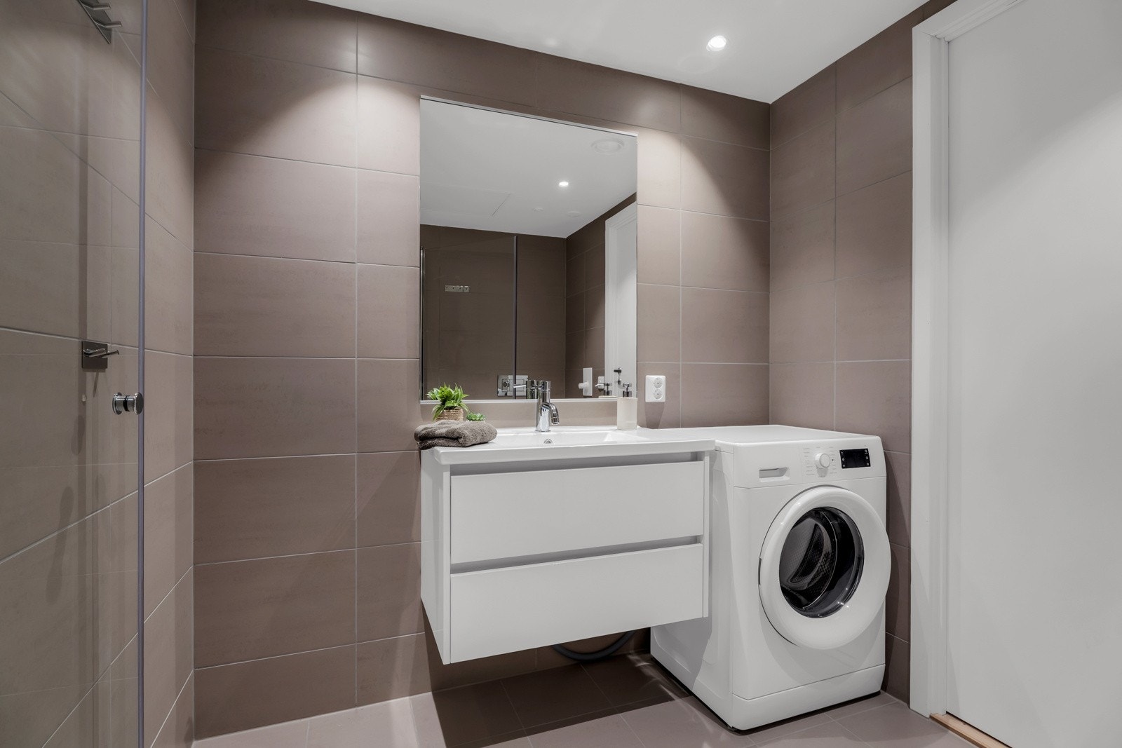 Opplegg for vaskemaskin og vannbåren varme i gulv. Galleribilde