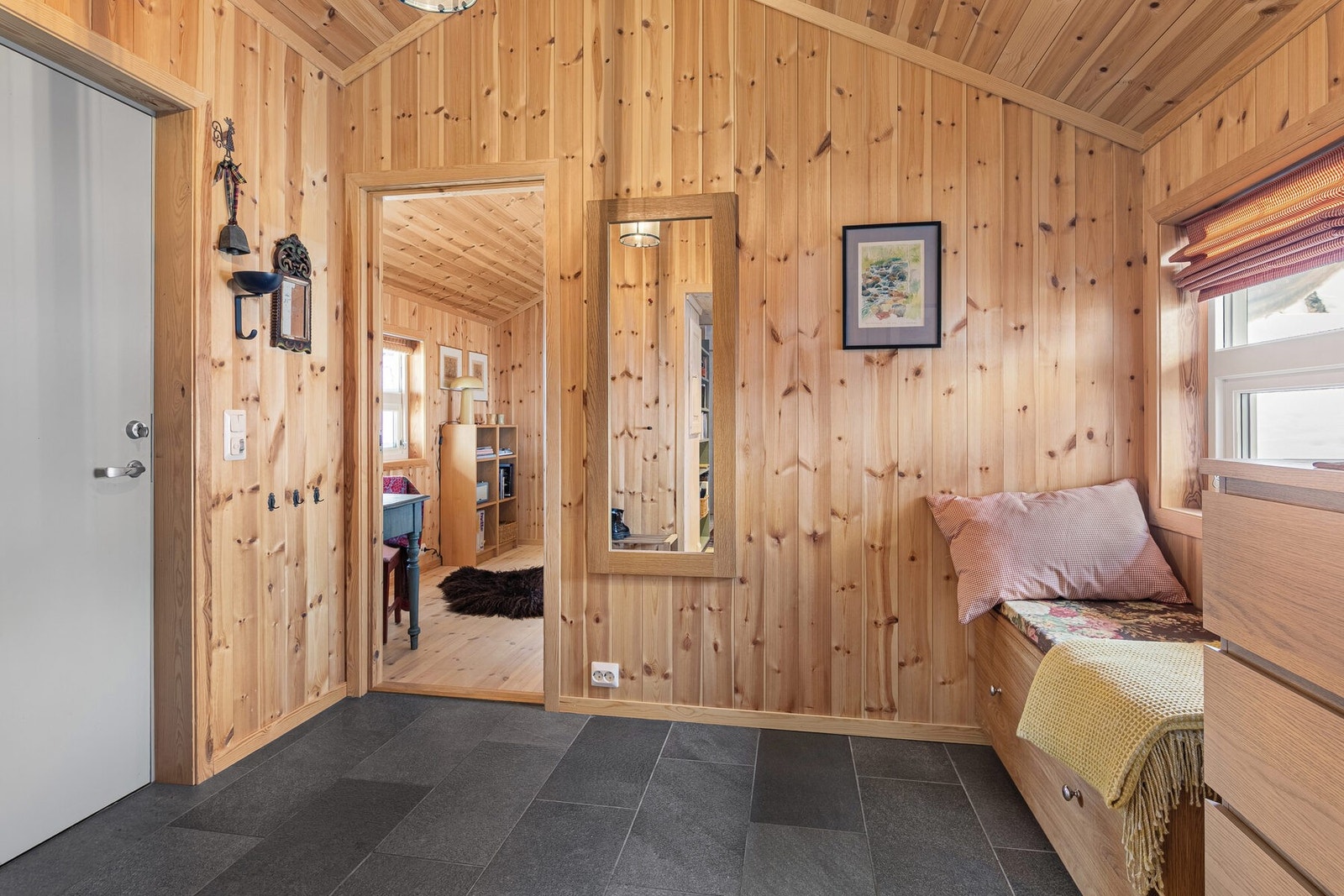 Lys og innbydende entré med god plass til oppbevaring av tøy og sko. Praktisk sittebenk med oppbevaringsplass. Gulvet er flislagt og har varmekabler Galleribilde