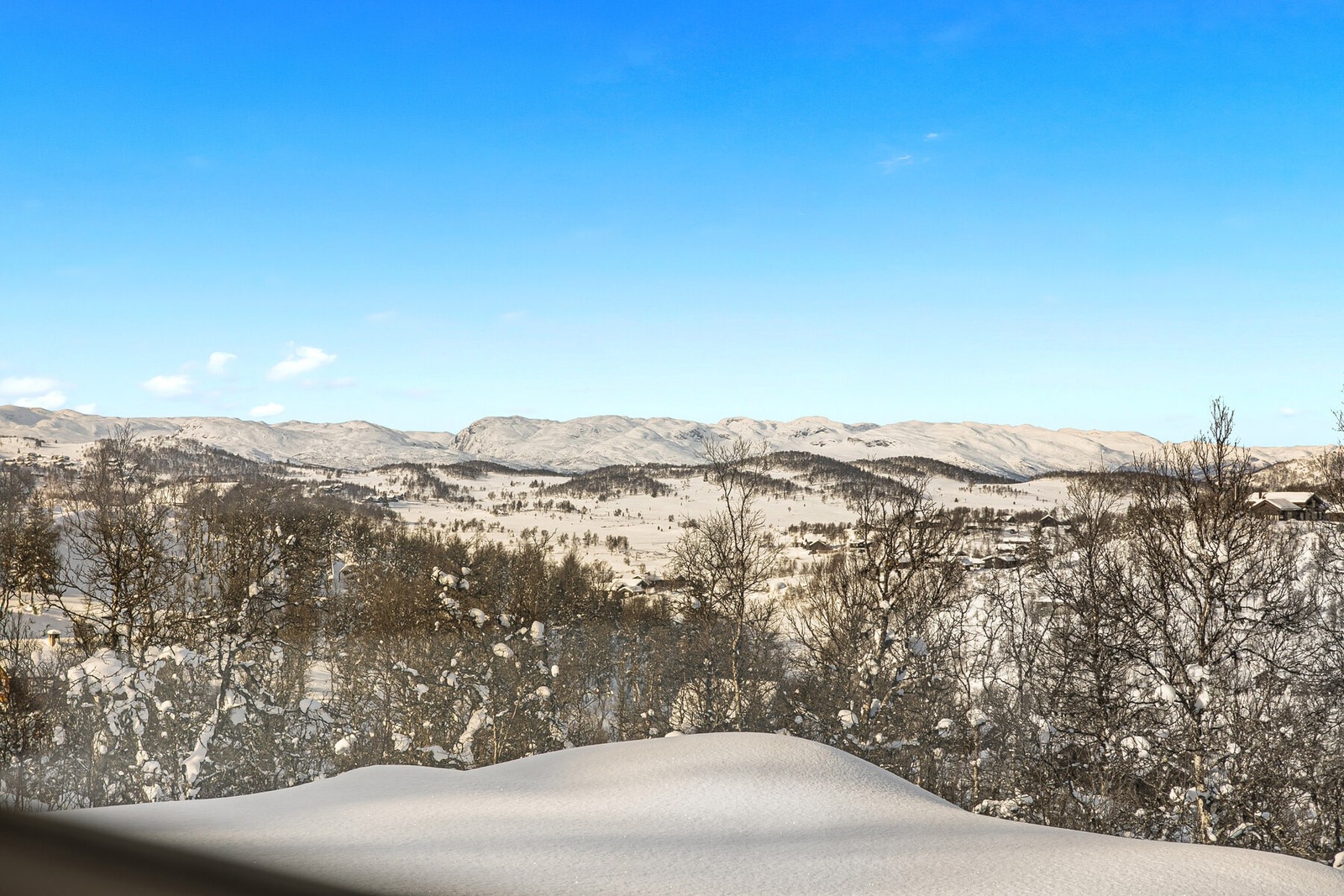 Nydelig utsikt over fjellrekkene. Utsikten kan nytes fra de fleste rom i hytta Galleribilde