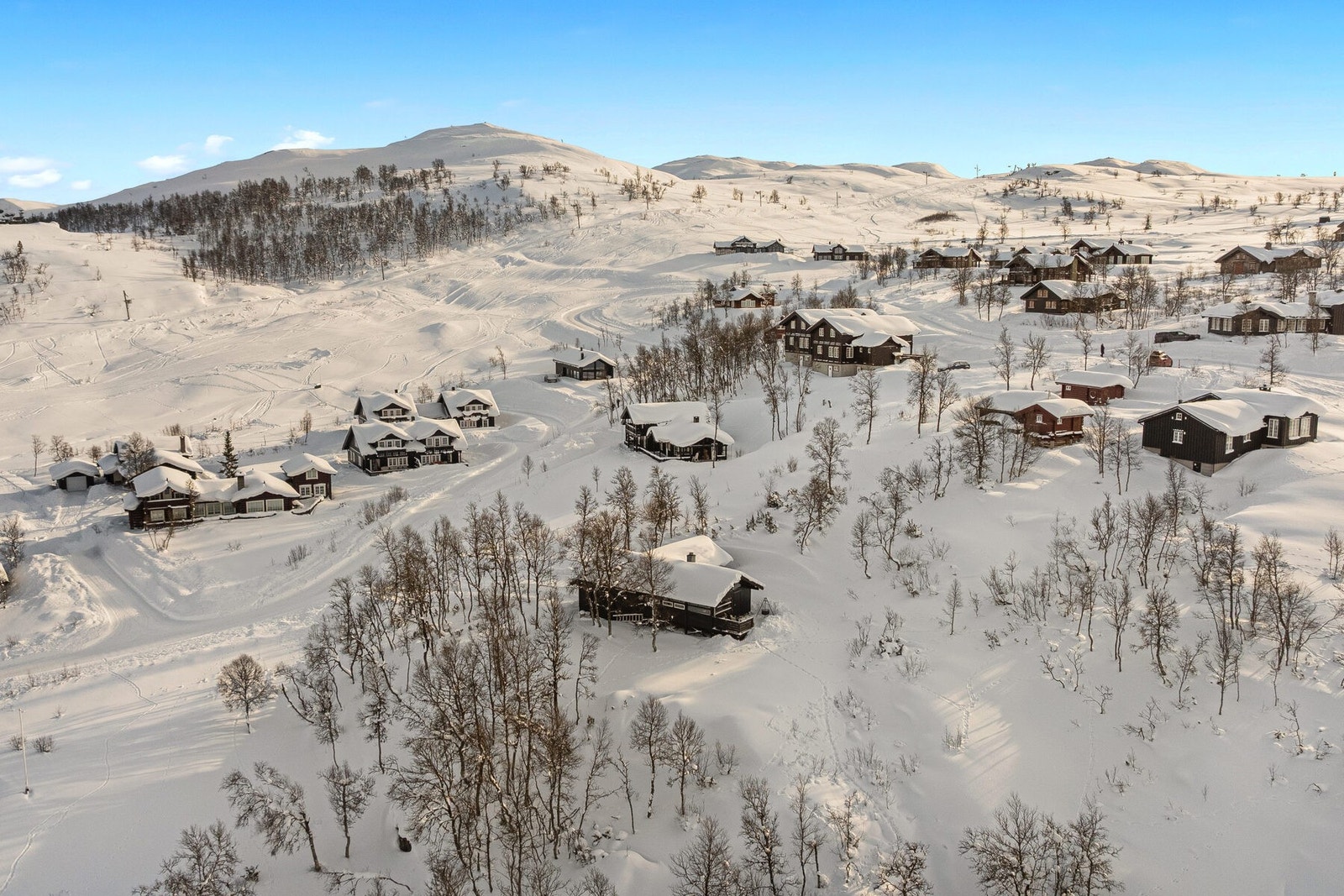 Tomten er romslig på over 1,2 mål og ligger fint til uten hyttenaboer tett på Galleribilde