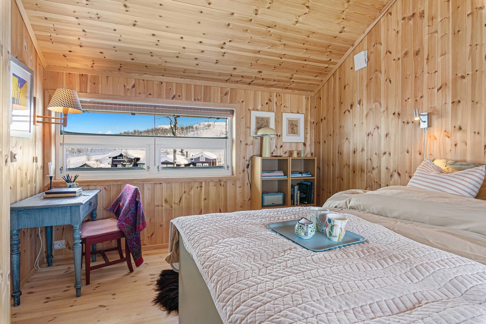 Hovedsoverom, full takhøyde og gode vindusflater Galleribilde