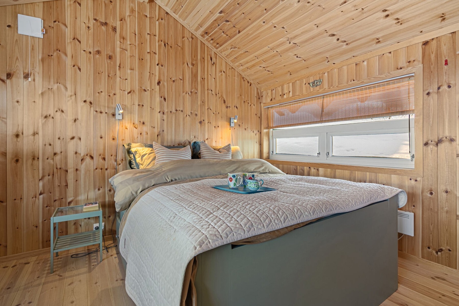 Hytta har 3 fine soverom. Her er hovedsoverom med god plass til dobbeltseng og tilhørende møblement. Sengen er fra Gardatun med praktiske oppbevaringskuffer under Galleribilde