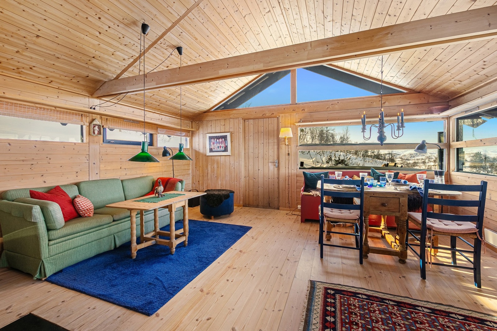 Trivelig stue og kjøkken i åpen løsning Galleribilde