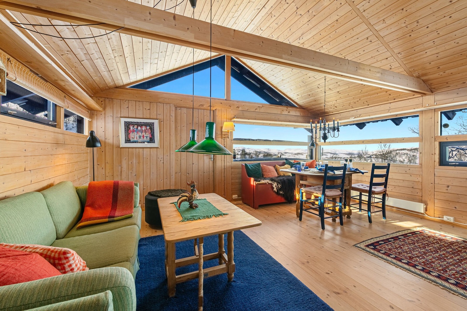 Rommet har en god atmosfære med full takhøyde og store vindusflater Galleribilde