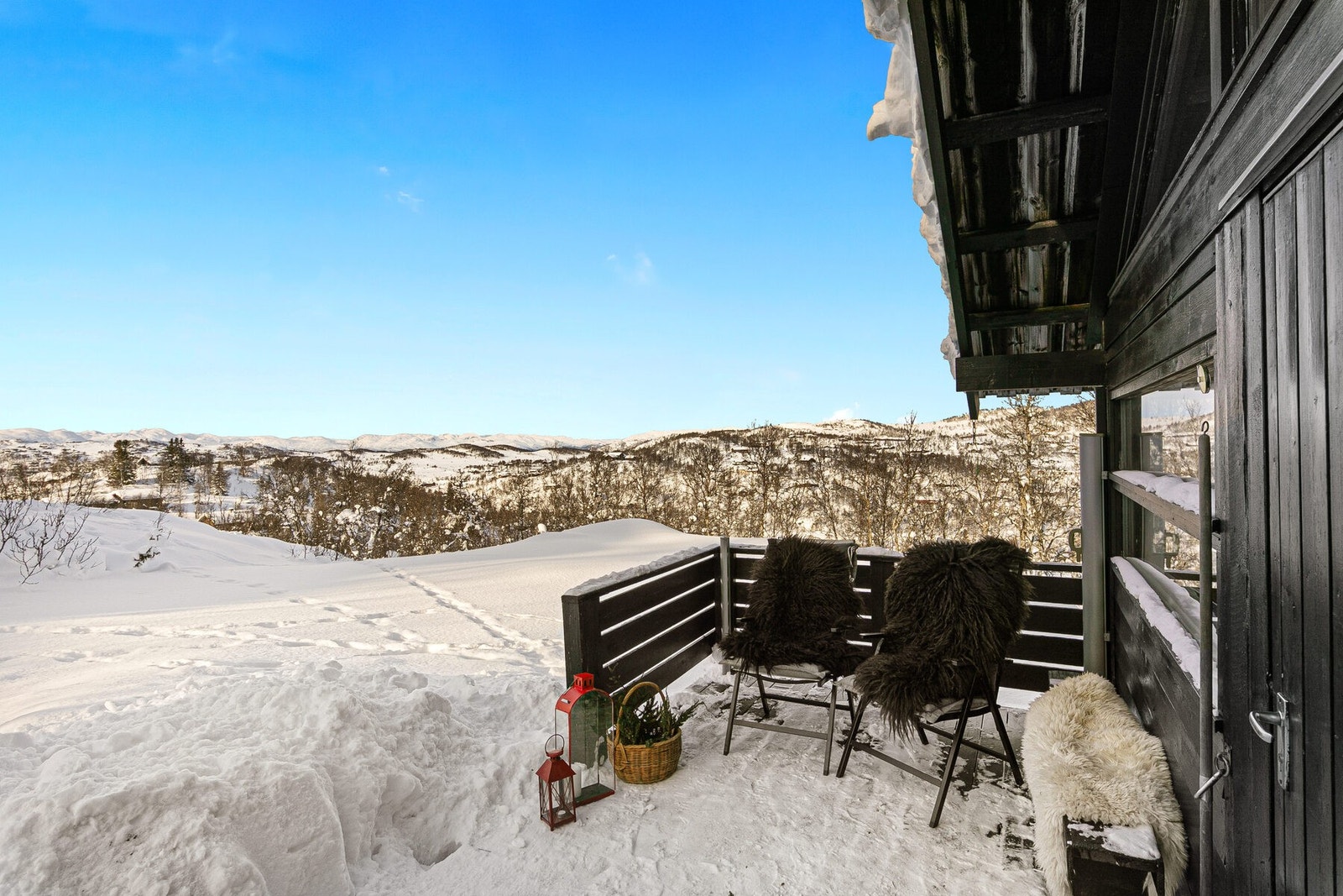 Nydelig beliggenhet med fine turmuligheter både sommer og vinter Galleribilde