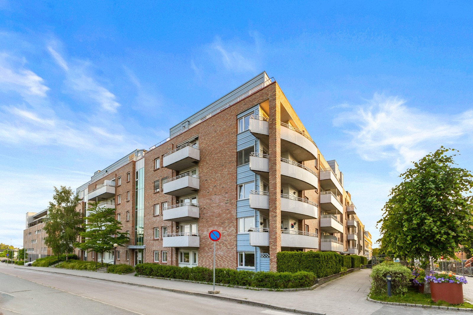 God intern beliggenhet i begynnelsen av gågaten. Galleribilde