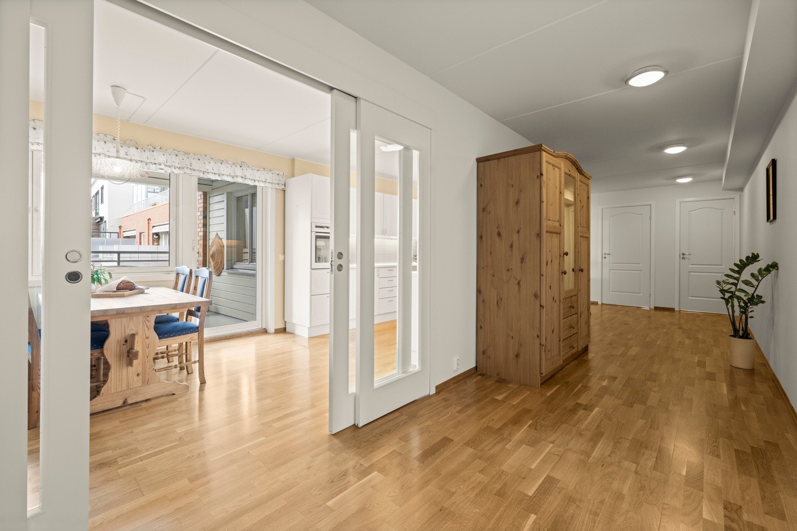 Fra inngangsparti har du stor og bred hall med plass til yttertøy,sko og garderobe. Galleribilde