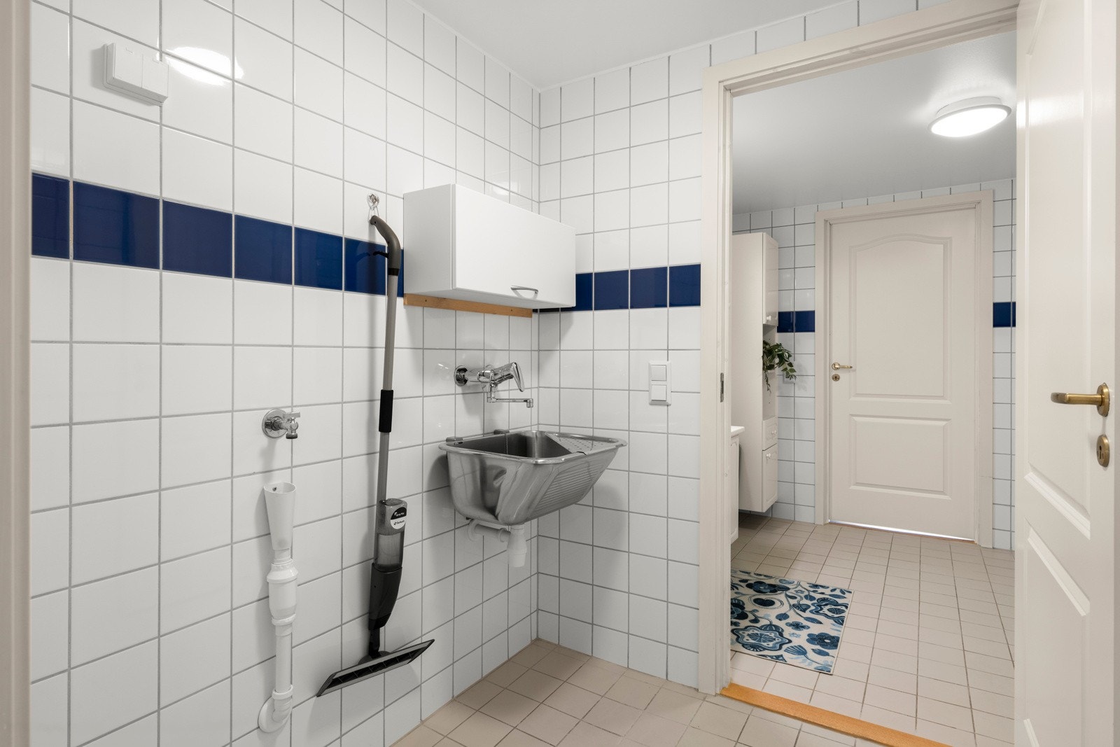 Vaskerom: Takstmannen målt ca 27 mm fra ferdig overflate gulv ved dør til overkant sluk. Ca 20 mm til dør til bad. Galleribilde