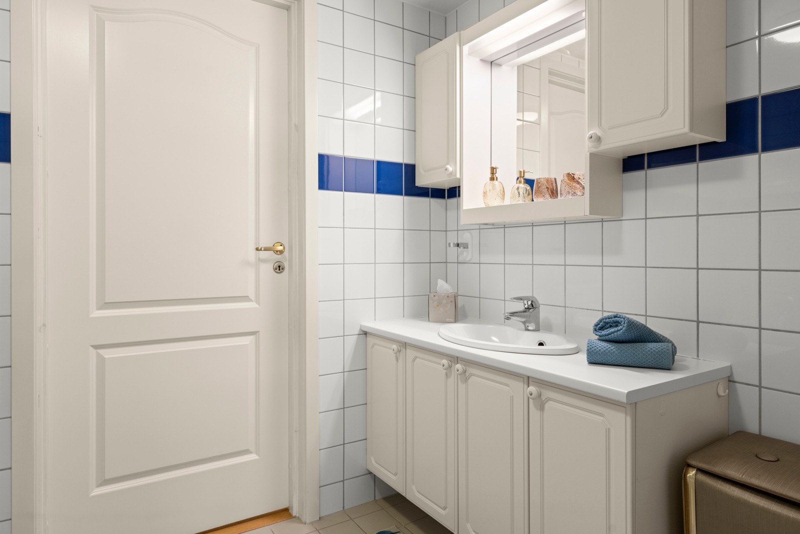 Målt ca 20 mm fra ferdig overflate gulv ved dør til overkant sluk. Ca 10 mm til dør til vaskerom. I tillegg er det eget sluk i dusjnisje med lokalt fall. Galleribilde