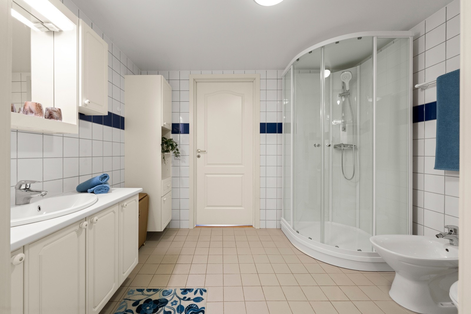 Flislagt gulv med elektriske varmekabler. Galleribilde