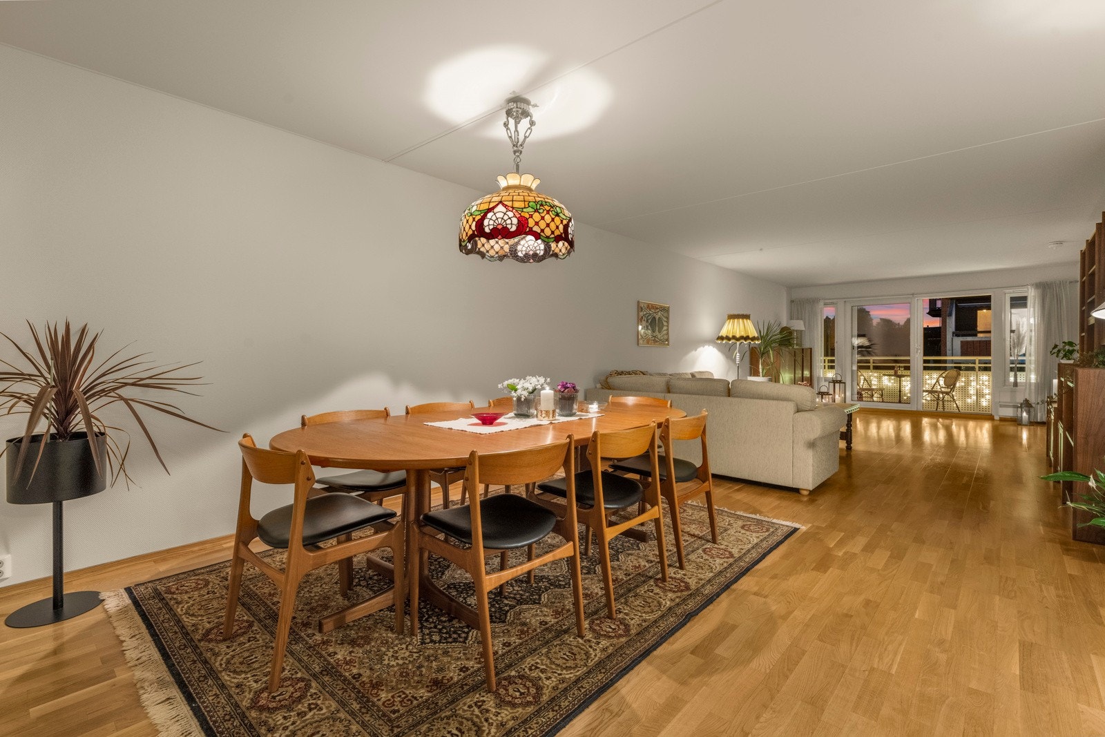 Stuen har god plass til stor spisestue, stue og lesekrok. Galleribilde