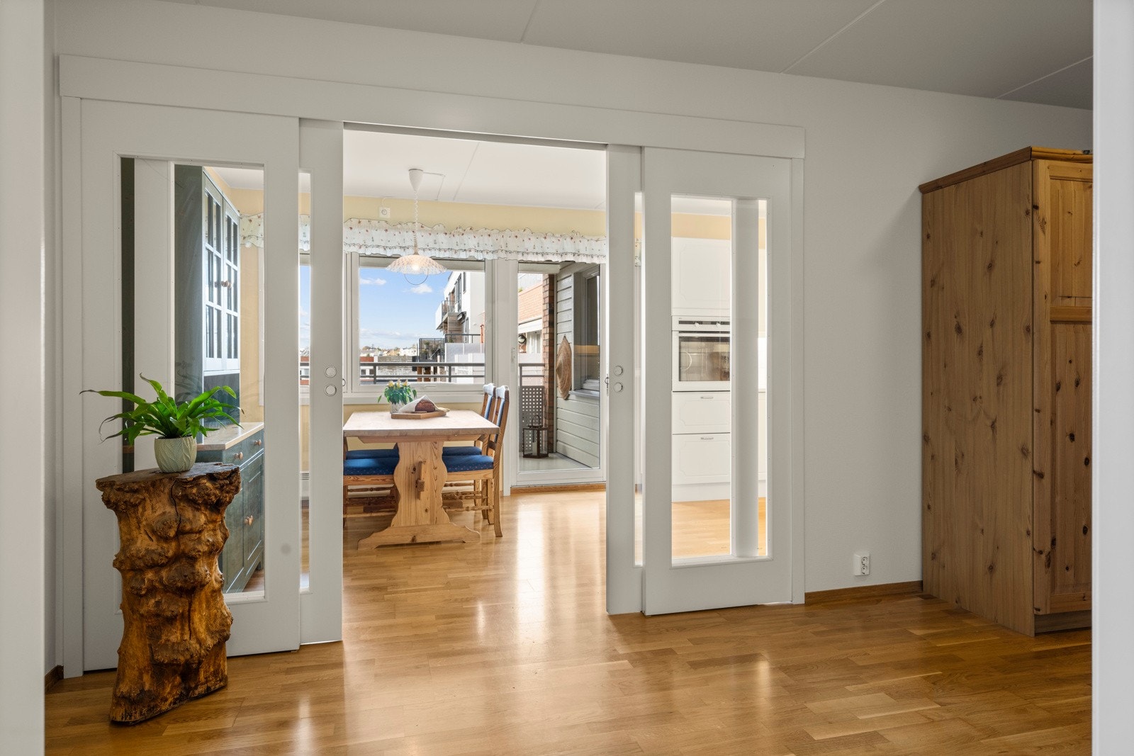 Fra gang er det direkte tilgang til kjøkken, bad, soverom og stue. Galleribilde