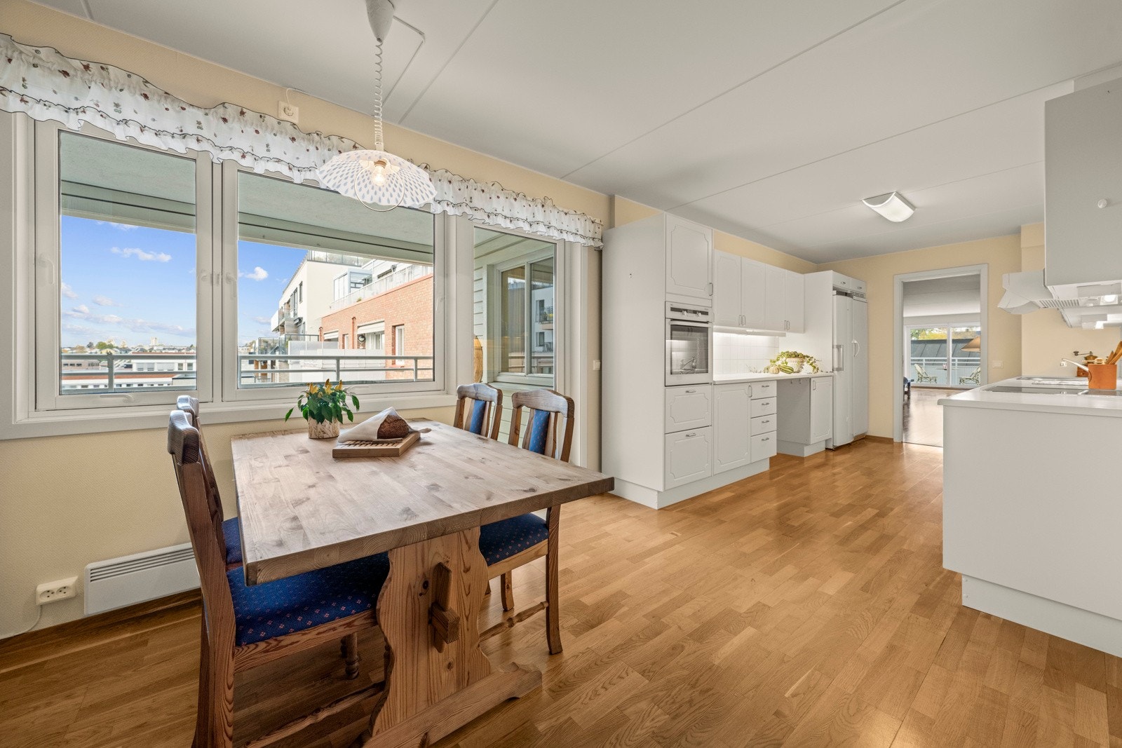 Romslig kjøkken med spiseplass. Galleribilde