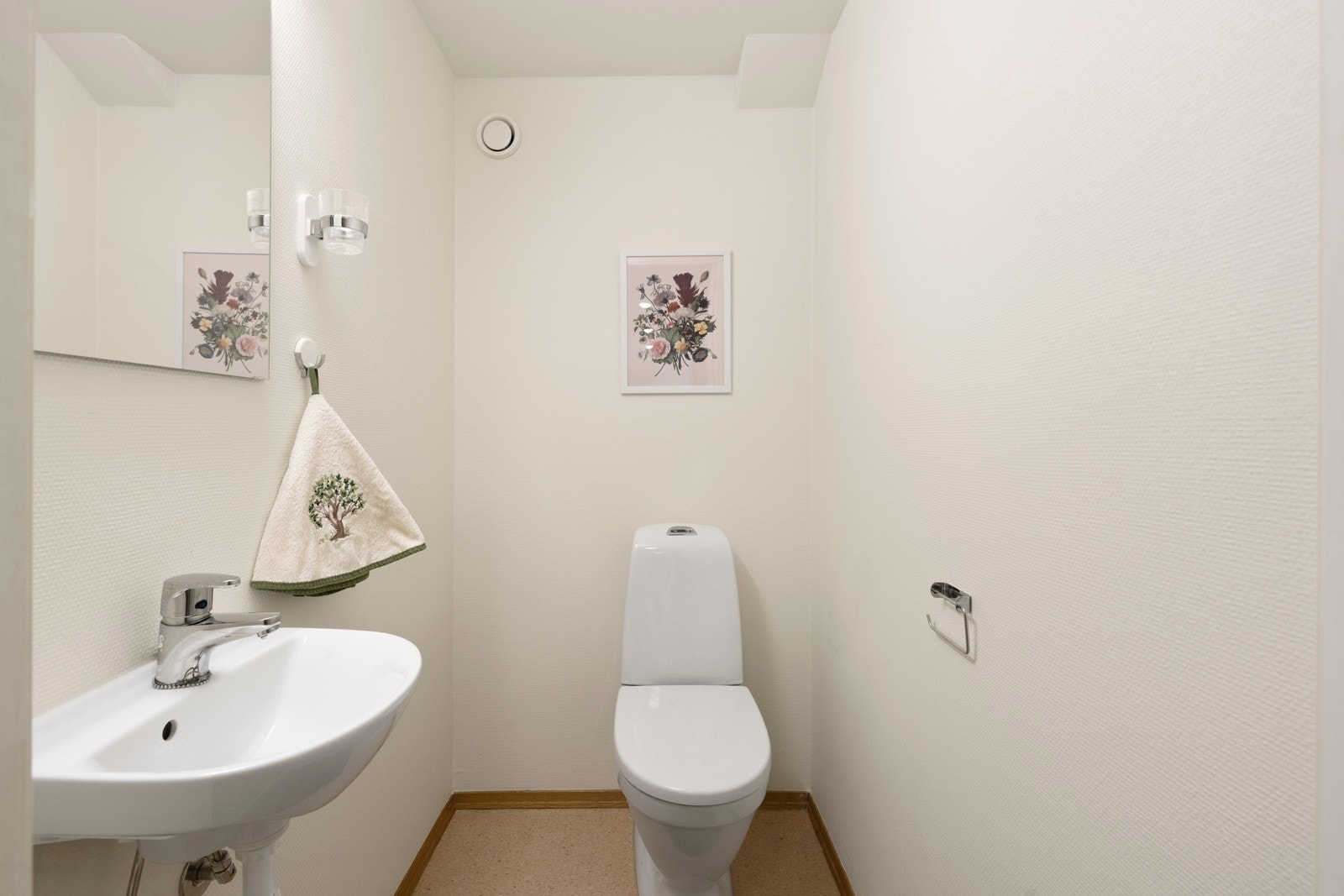 Toalettrom har malt tapet på vegger, og vinylbelegg på gulv. Mekanisk ventilasjon. Galleribilde