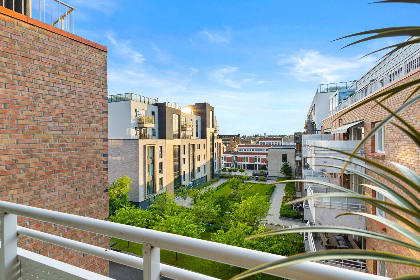 Fra kjøkken har du tilgang til nydelig utsikt fra vestvendt balkong på 11 kvm. Galleribilde