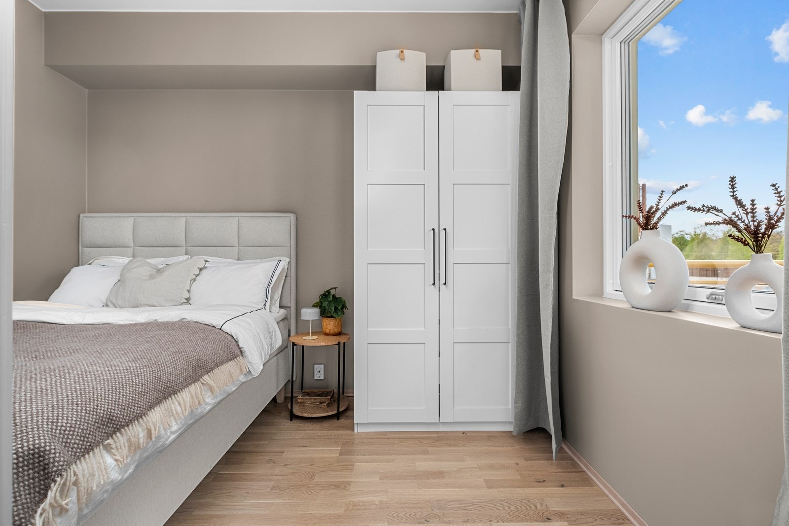 Her får du godt med plass til oppbevaring av klær i skap. Galleribilde